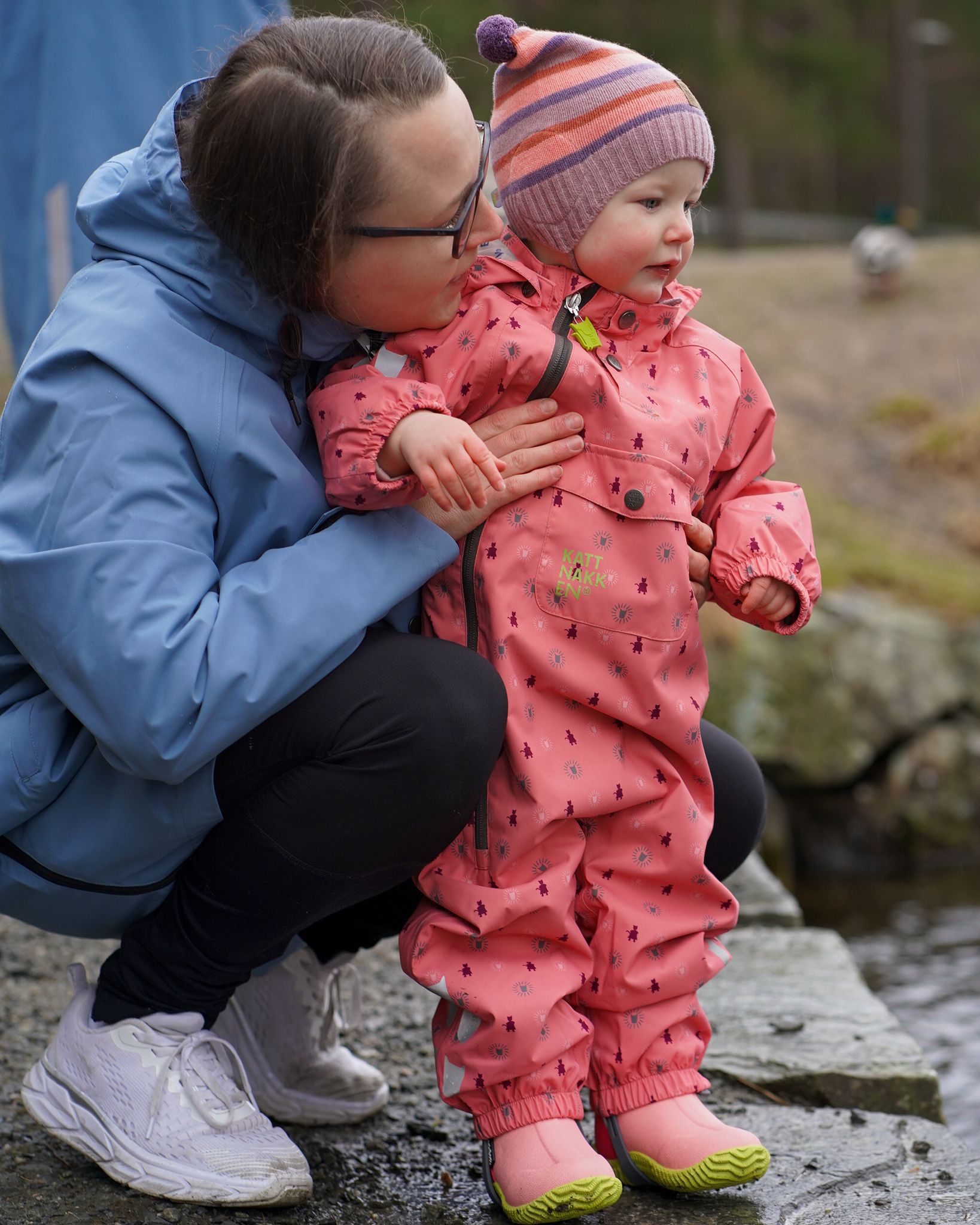 Baby Vinddress frå Kattnakken er designa for barn i str. 68–92 – altså perfekt frå første barnehagedag og opp til ca. 2 år.