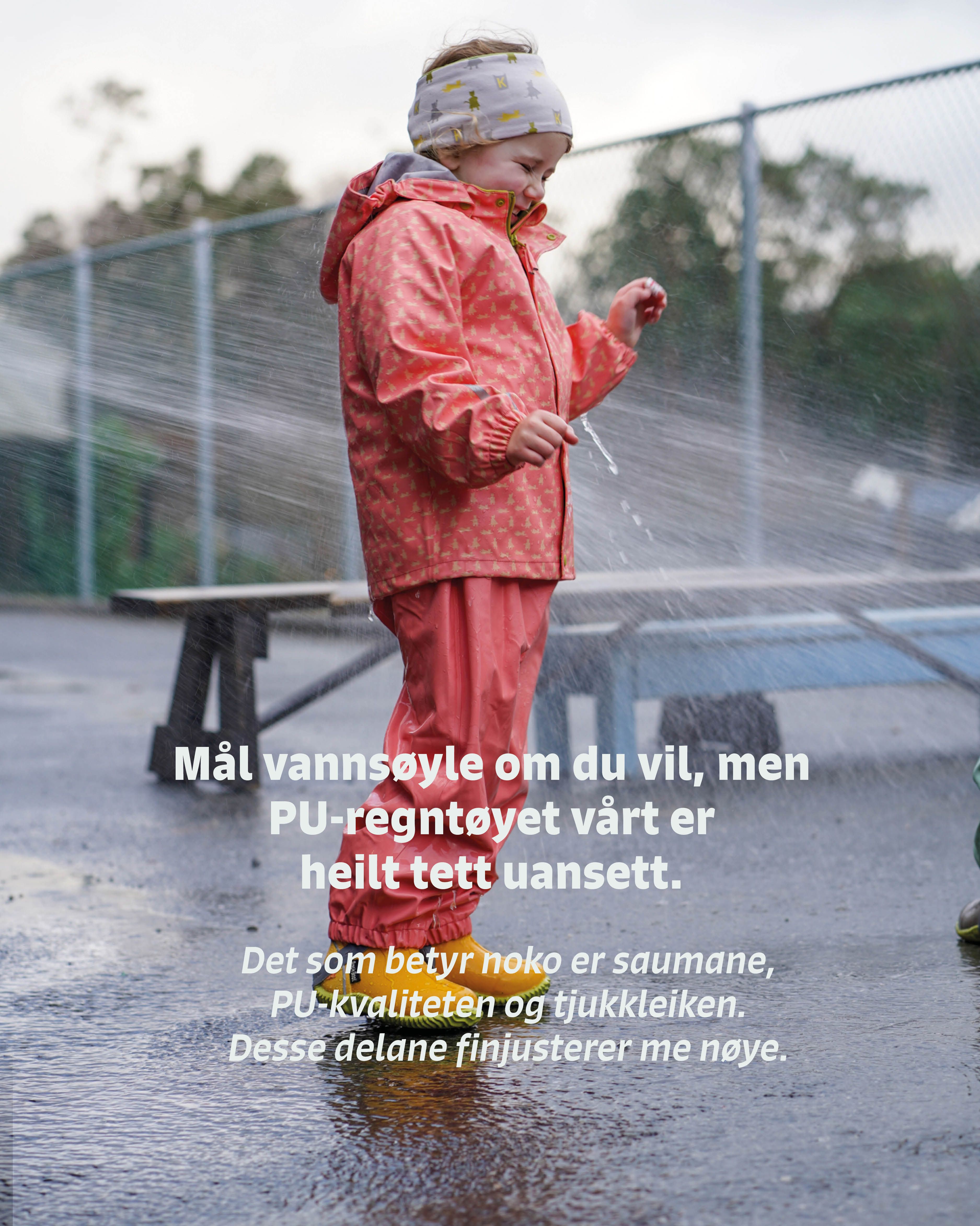 Du kan vera heilt trygg på at YR Regnsettet vårt held heilt tett så lenge stoffet ikkje er skada. Dette fordi vår kvalitets-PU er heilt vanntett i seg sjøv.