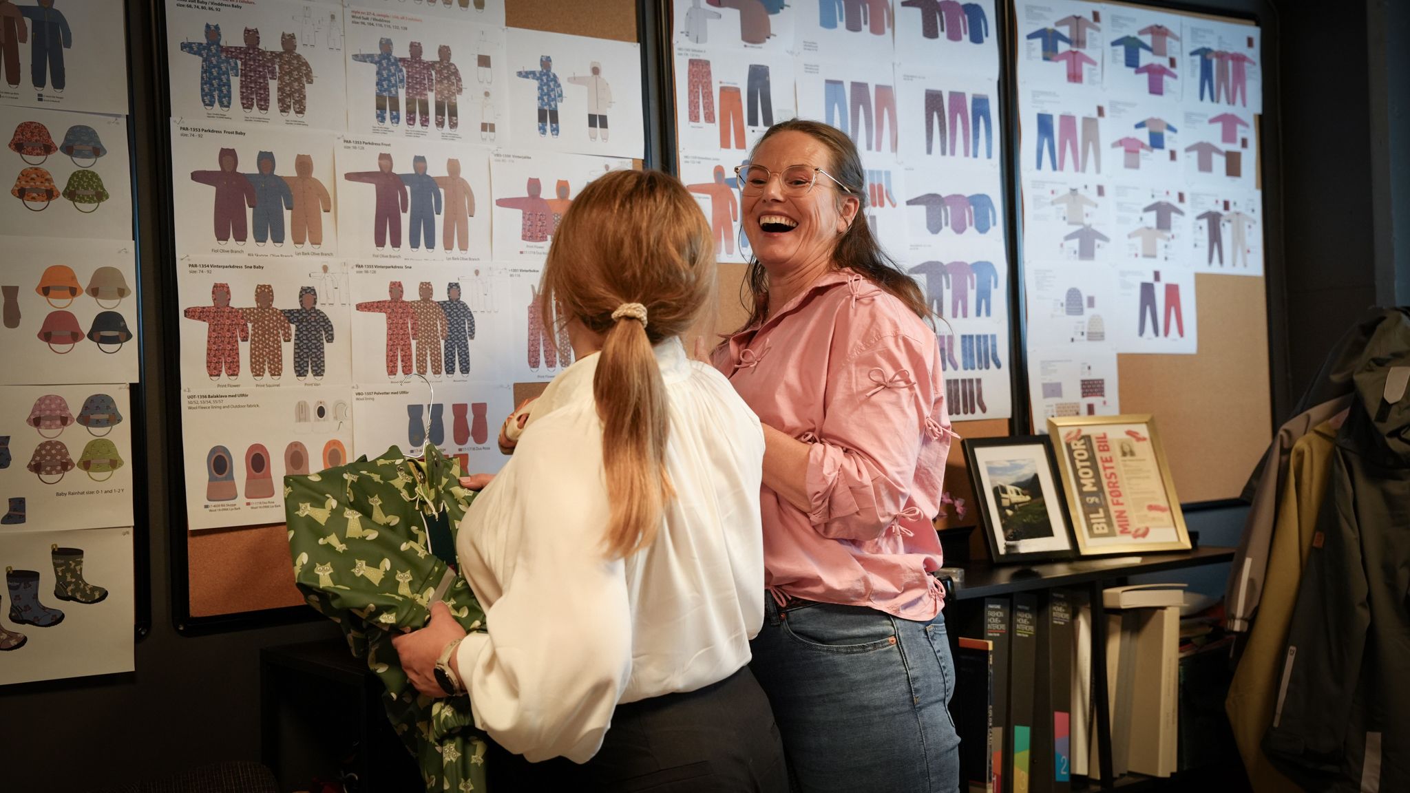 Det har vore høgt trykk på design- og produktutviklinga dei siste åra. Med Kristine Bruvik Vikse inn i designteamet får Silje Vatne Ersland ein erfaren sparringspartnar å utvikle nytt design saman med. Stemninga er god – og me gler oss til å vise fram mykje spennande til små og store regnglade eventyrarar i tida framover.