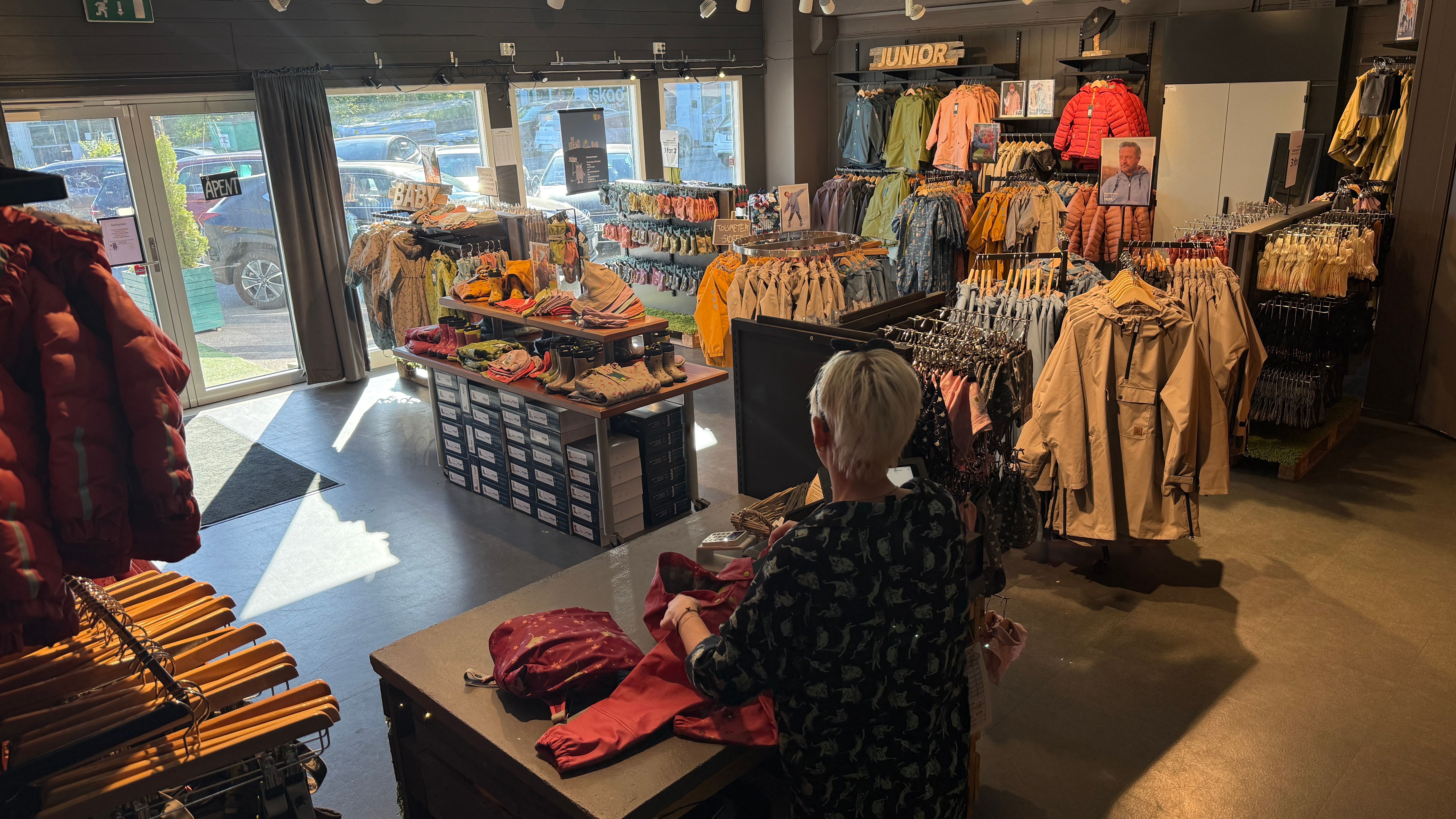 Om du bur tett på lagerbutikken eller passerer forbi på E39 kan du komma innom og pante dine brukte Kattnakken plagg.