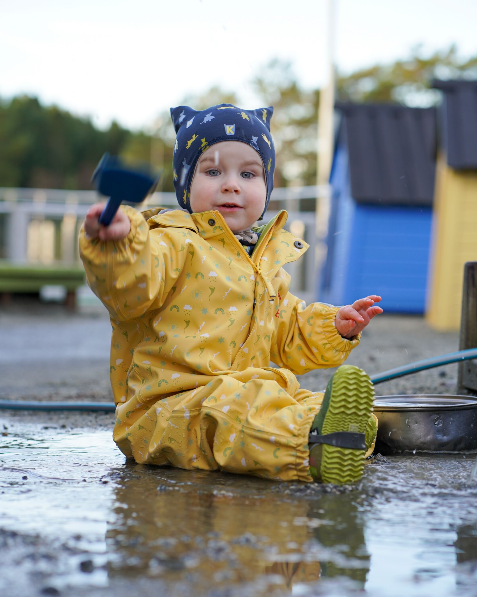 Babyregndressen er laga i kvalitets PU der regnet prellar av stoffet.