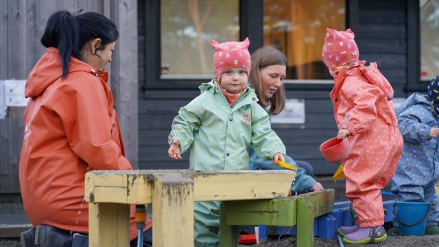 6 tips til å velje rett regntøy til barnehagestart