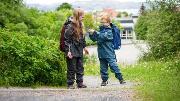 Regnsett eller regndress til skulebarn?