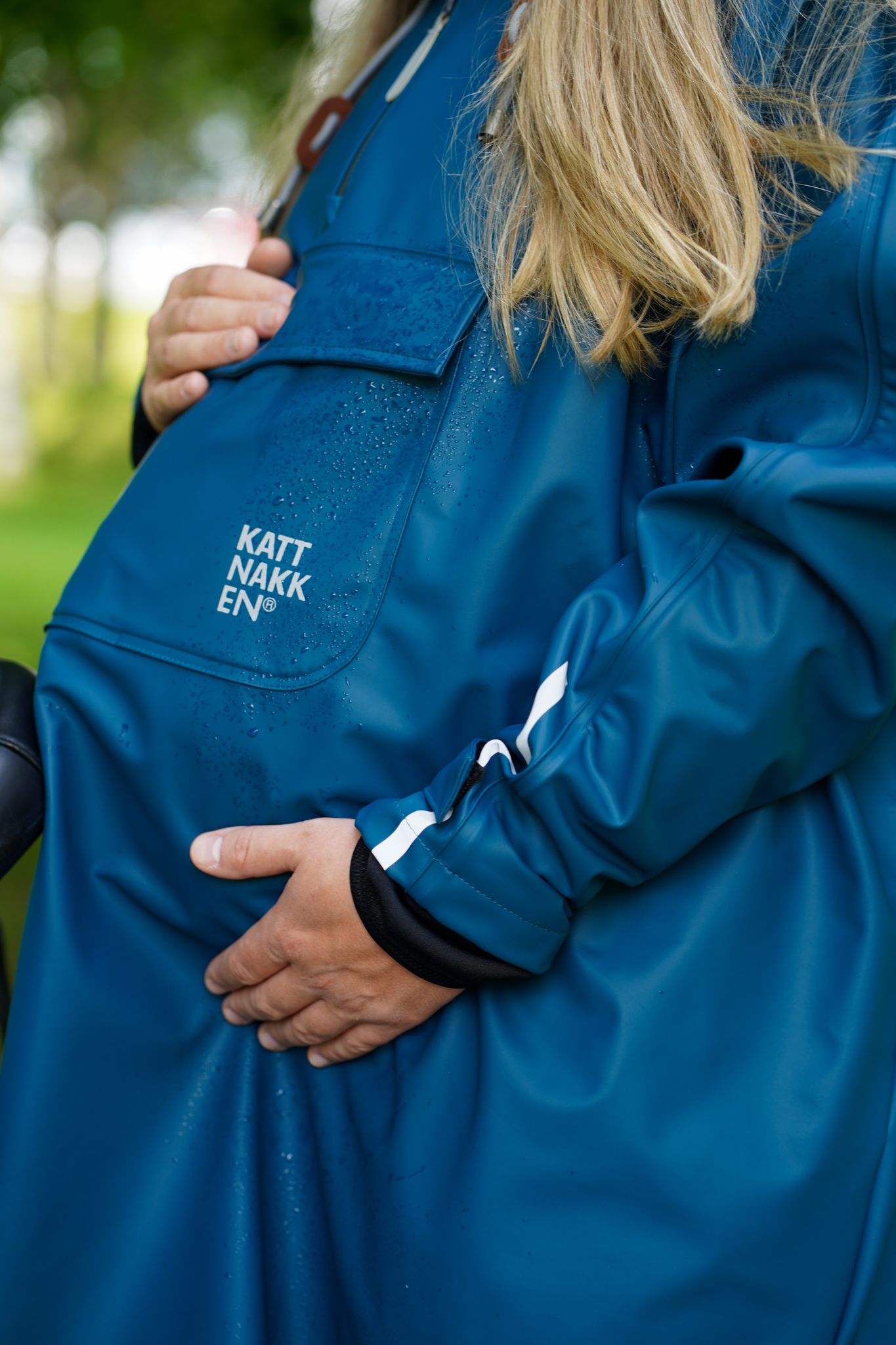 Når regnjakka er laga i vår kvalitets PU prellar berre regnet av stoffet.