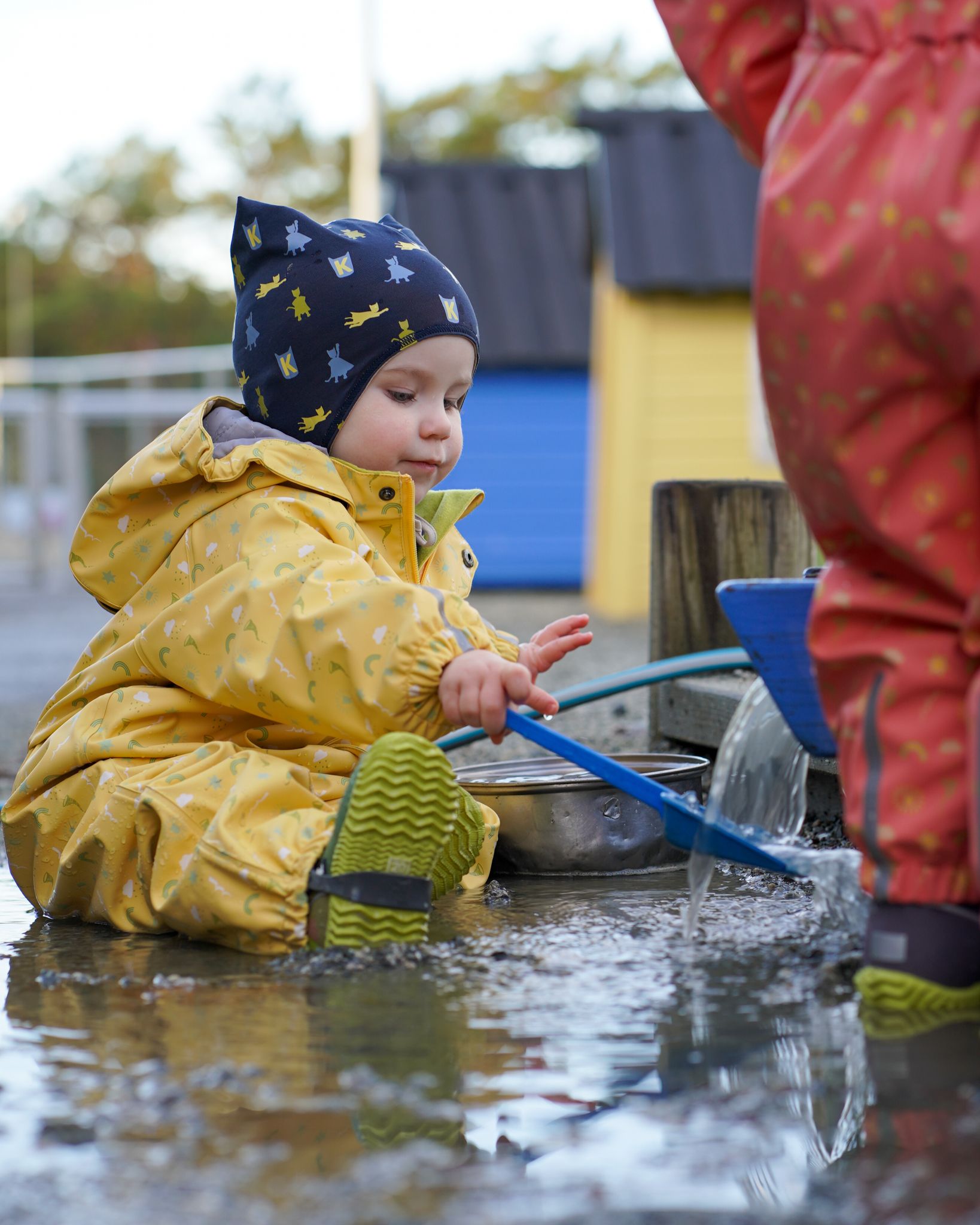 Babyregndressen er både slitesterk og praktisk. Den tåler røff bruk i barnehagekvardagen.