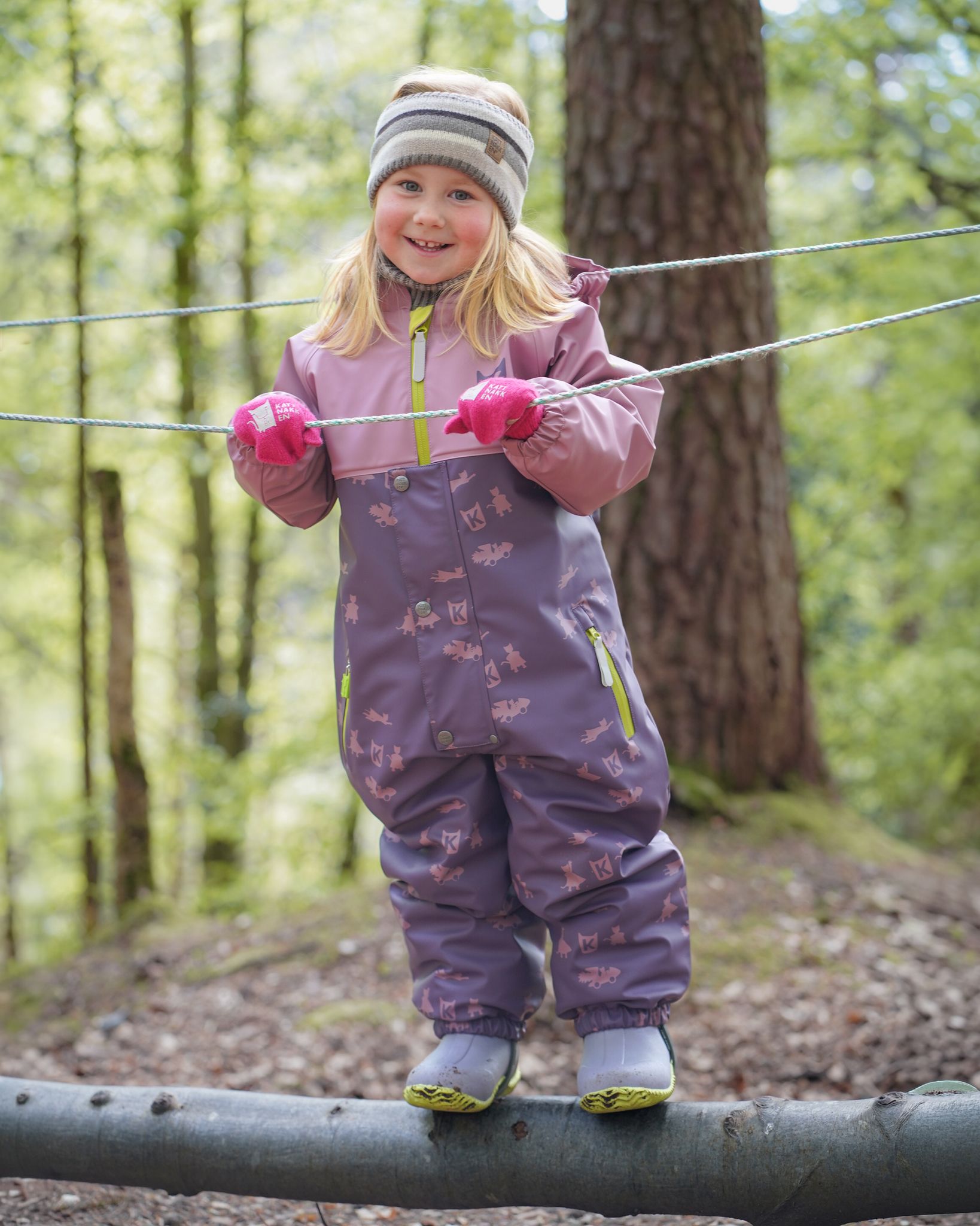 Full vannbeskyttelse, varme og komfort i eitt og same plagg, str. 80 - 128, her vist i fargen Viola. Modellen er 104 com høg og har på seg str. 104.