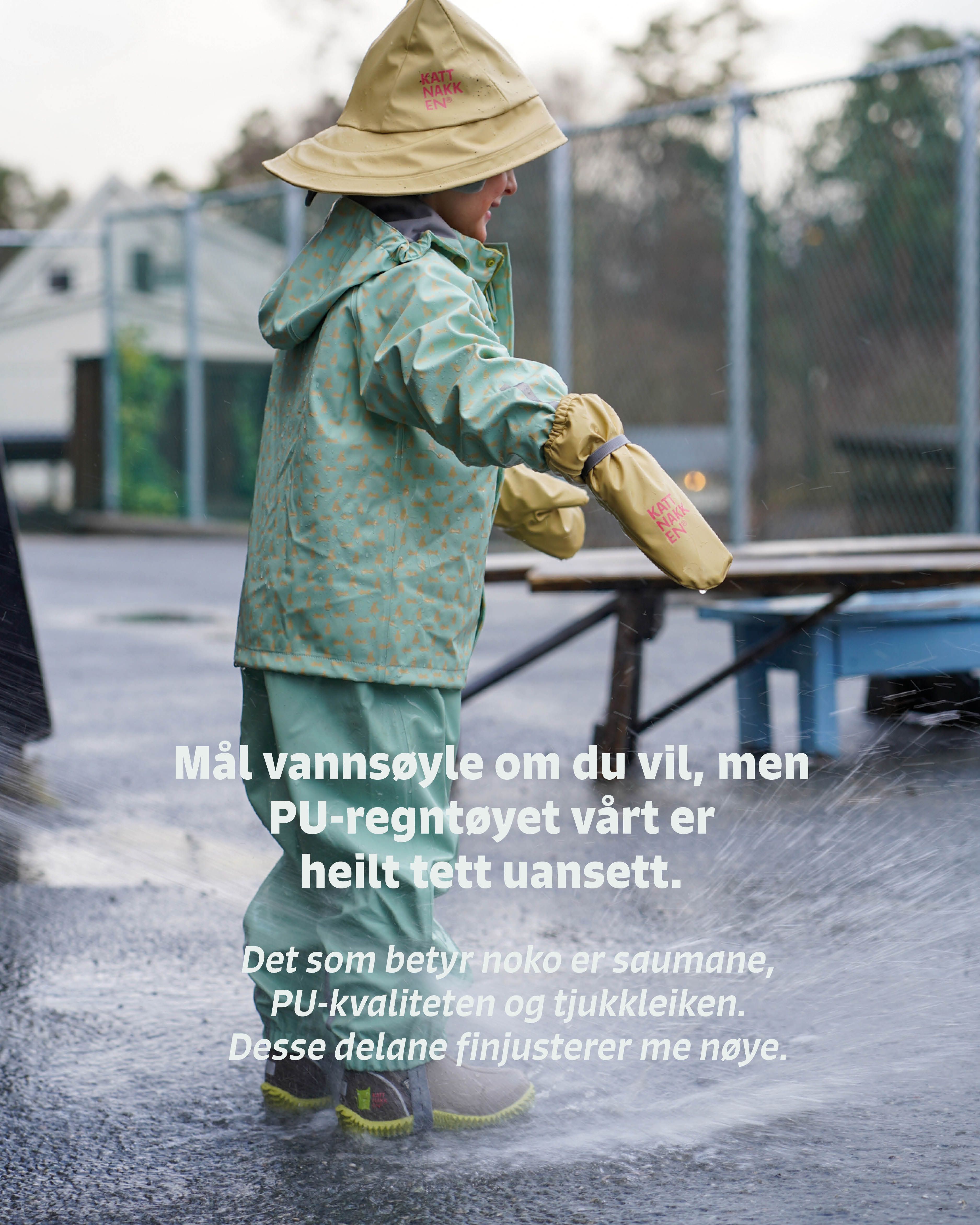 Visste du at dette med vannsøyle eigentleg ikkje er så relevant for PU stoffa me bruker i alt regntøyet vårt? Dette fordi vårt regntøy laga i kvalitets-PU er VANNTETT I SEG SJØLV.