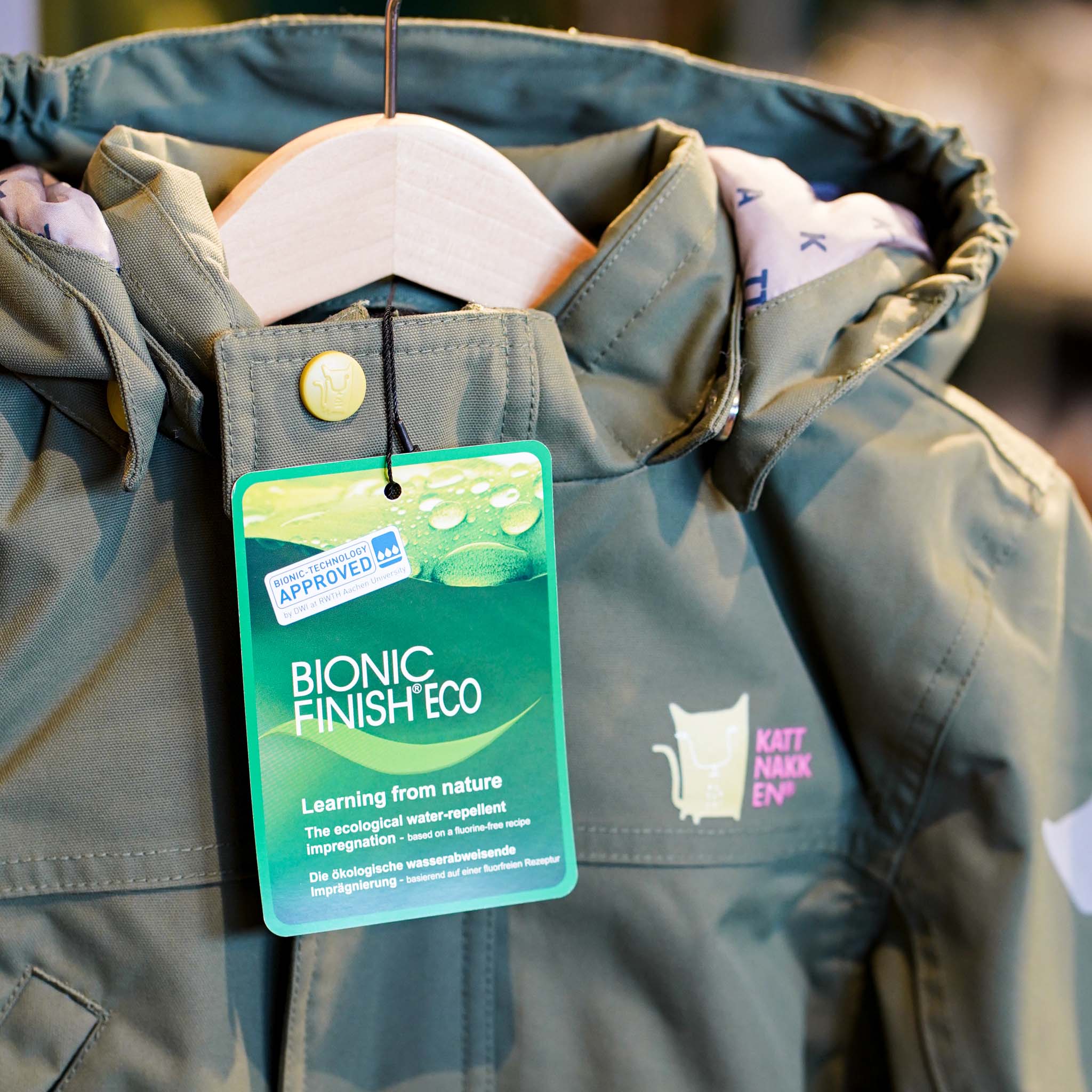 Impregneringa me nyttar heiter Bionic Finish® Eco og er ei naturlig og økologisk vassavvisande impregnering, utan bruk av miljøskadelege fluorkarbon og skadelege fluorforbindelsar (PFAS)