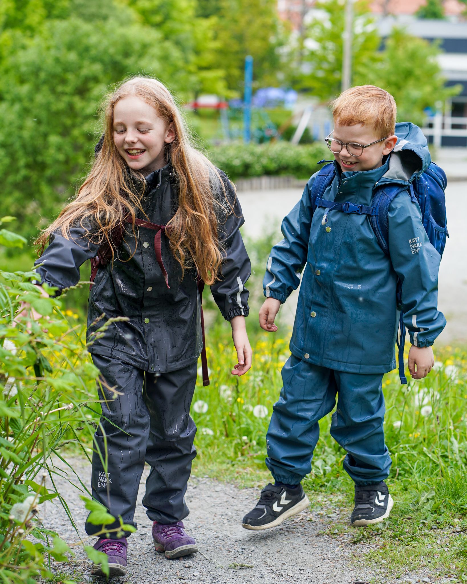 Når barnet blir større, ønskjer det ofte meir bevegelsesfrihet. Då er eit regnsett med jakke og bukse eit svært godt val. Me anbefaler vårt Regnsett Junior.
