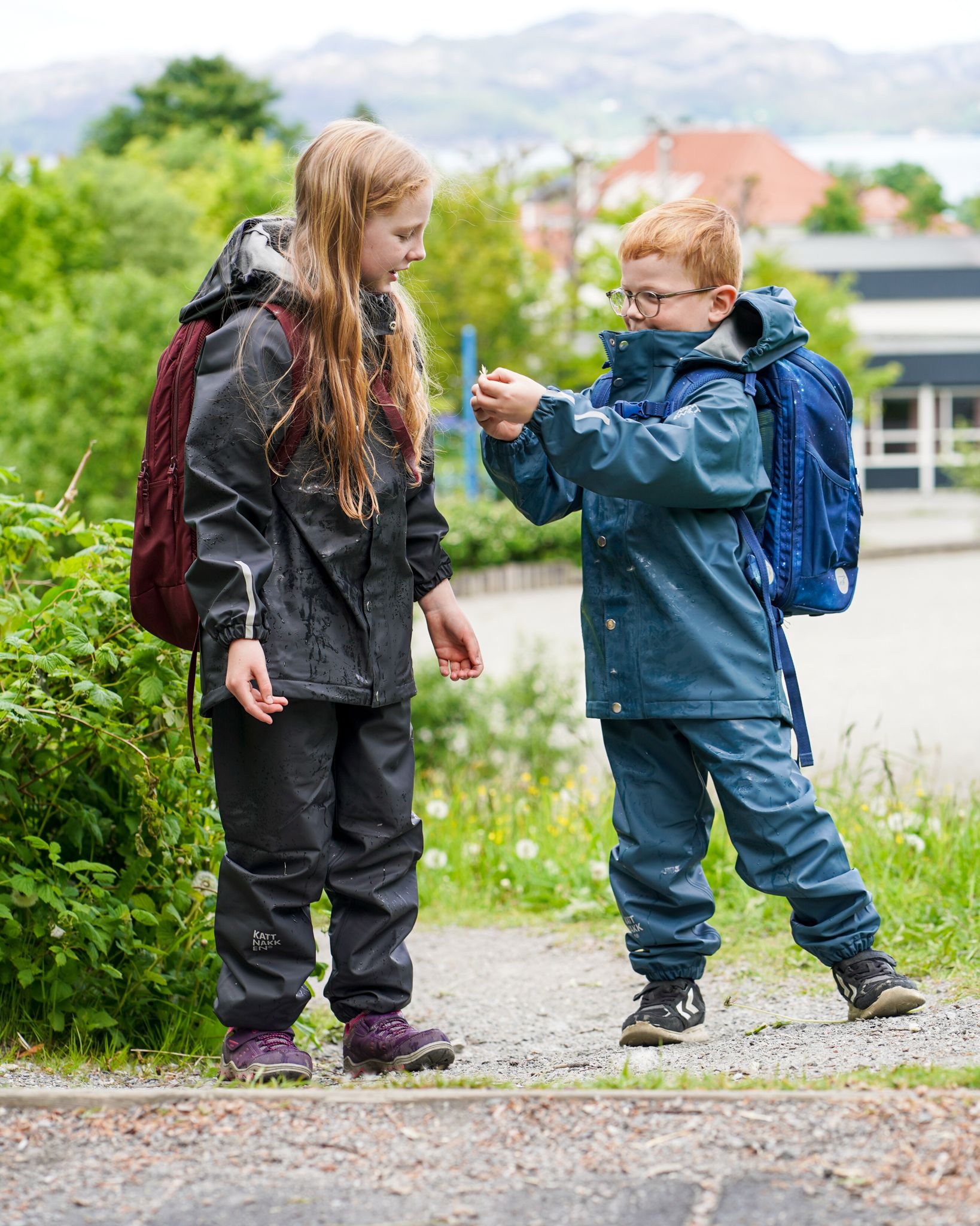 Eit regnsett er enkelt å tilpasse skiftande vêr. Me anbefaler vårt Regnsett Junior.