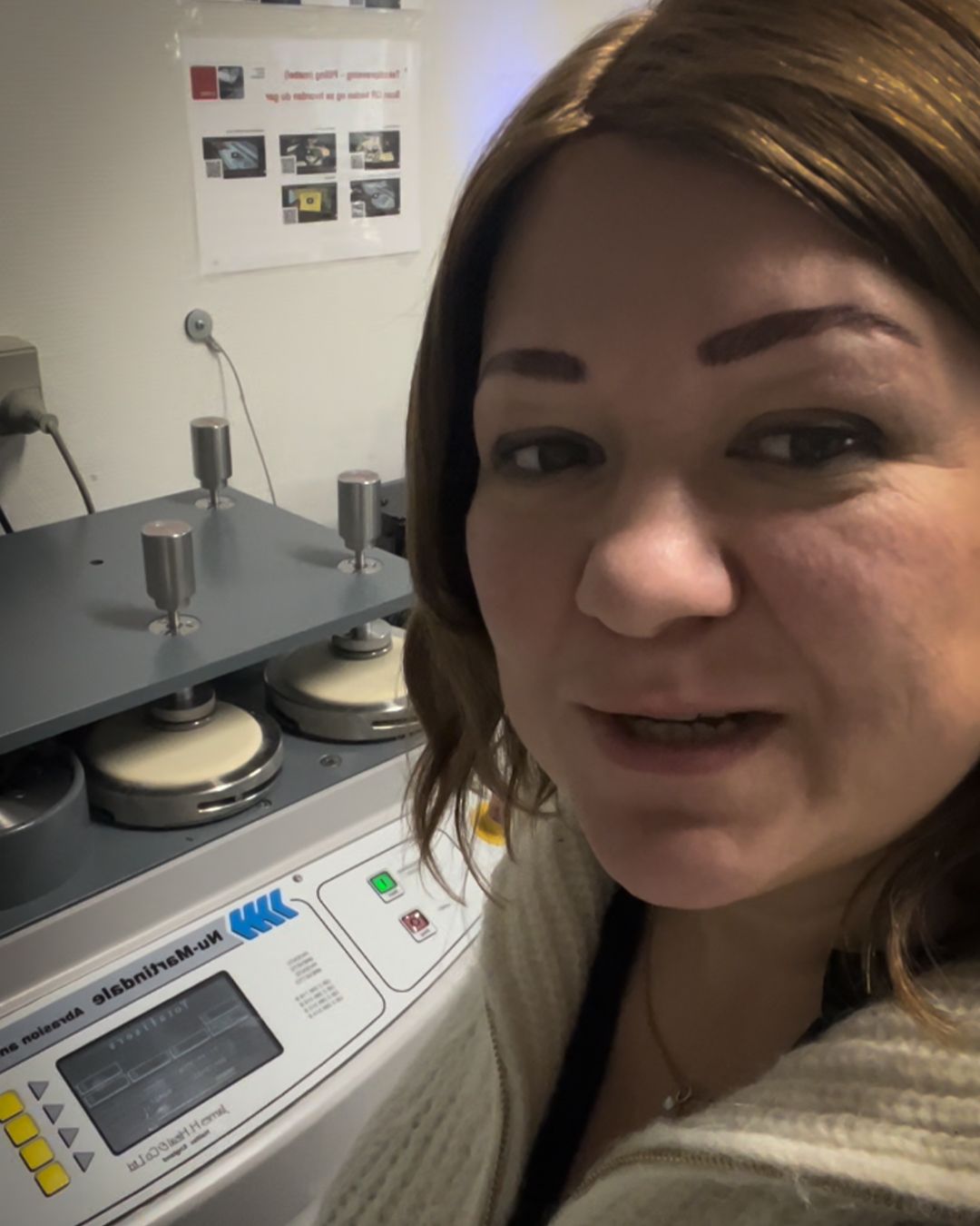 Silje har sjølv vert i laboratorium og testa PU-kvalitetane våre i Martindalemaskinar. Resultata med fekk var rett og slett imponerande!