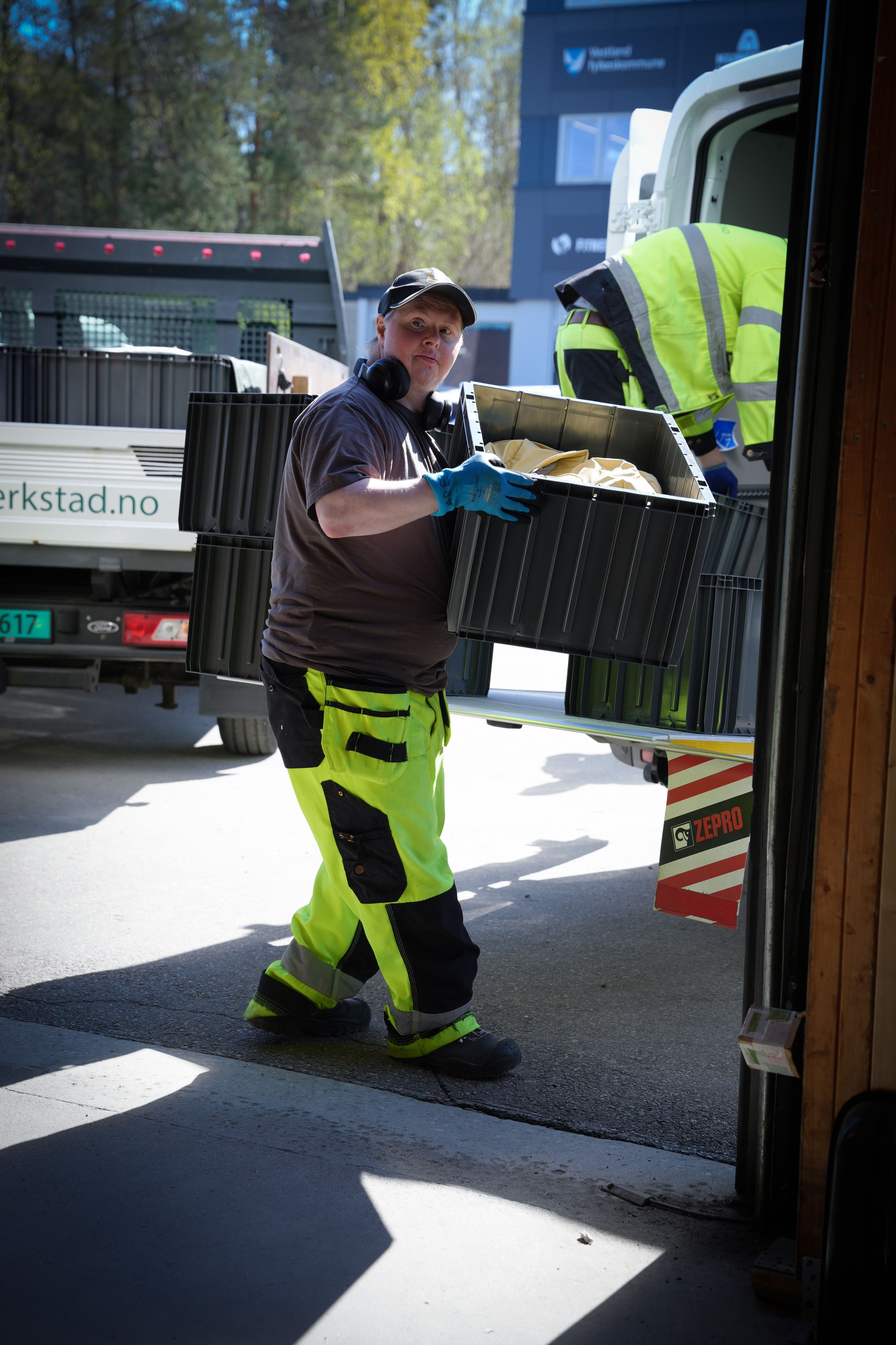 Flyttinga hadde ikkje gått utan gode samarbeidspartnarar. Gjennom heile året får me verdifull hjelp frå dei flinke folka hos Podlen Verkstad As på Stord til oppgåver som krev litt ekstra bærekraft – frå tømming av containerar til flytting av nesten 5000 PIO-kassar. Her er ein av medarbeidarane i full sving med neste kasse på veg til nytt lager.
