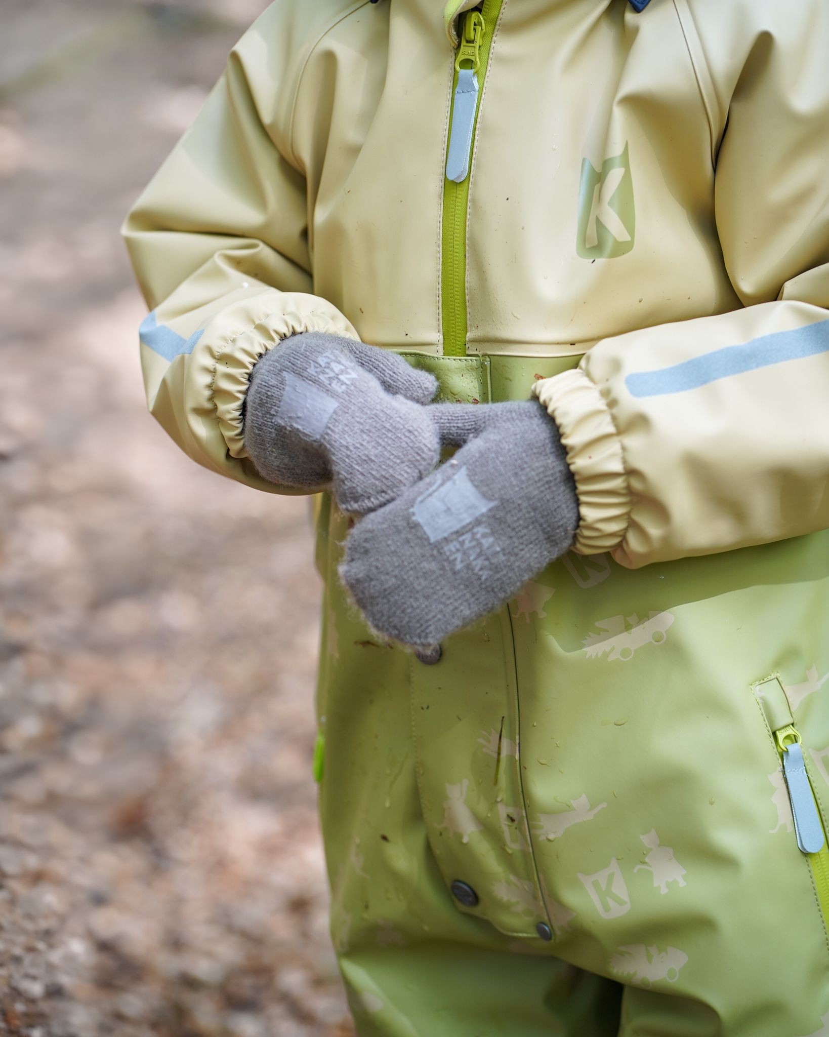 Dette er toppmodellen blant regndressane våre. Ein skikkeleg arbeidshest – men mjuk, varm og leikeklar. Her vist i fargen Tre med våre populære Magiske ulvottar med antiglipote for ekstra grep. 