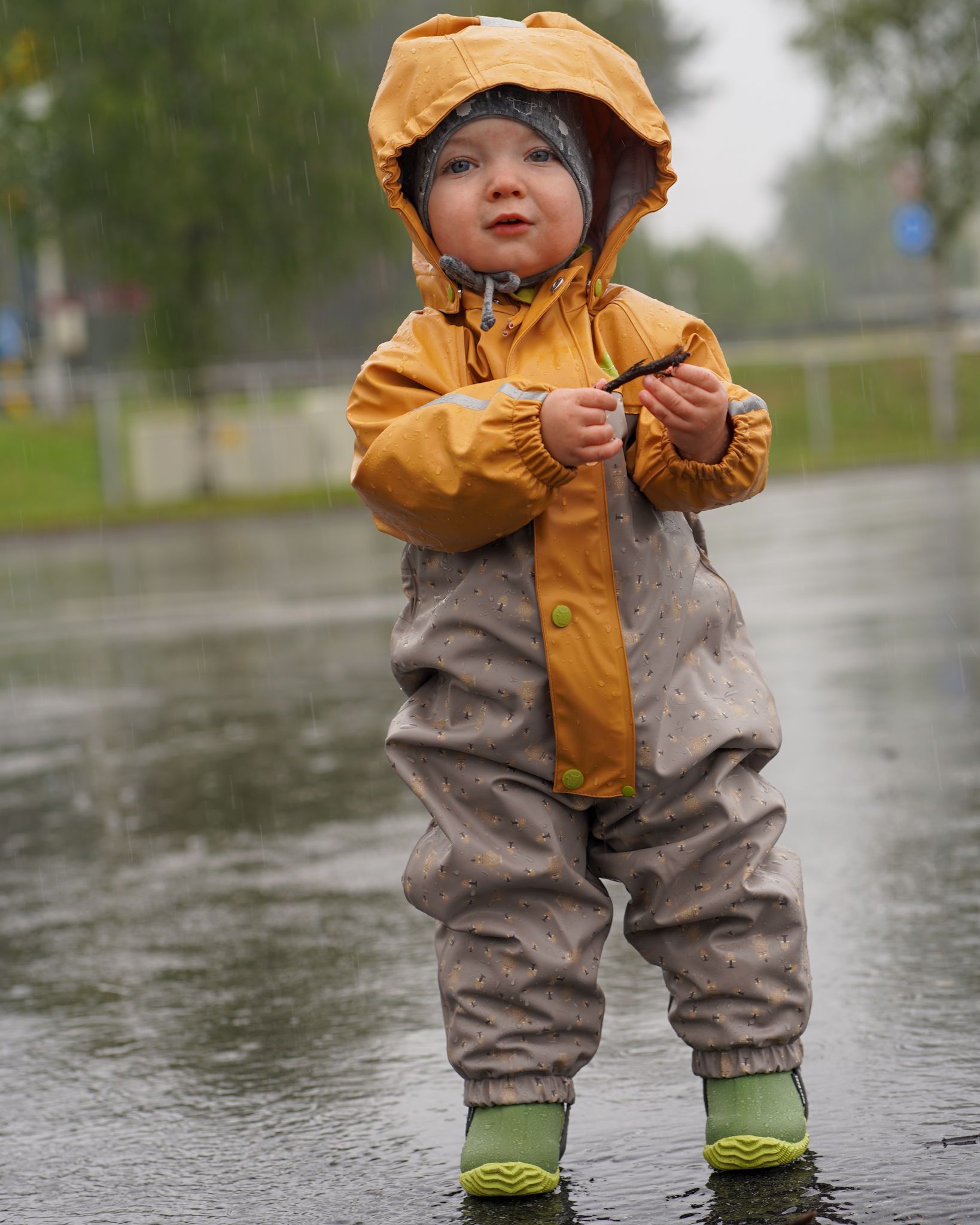 Regndress gir komplett beskyttelse mot regn, sidan den dekker heile kroppen utan opningar mellom bukse og jakke.