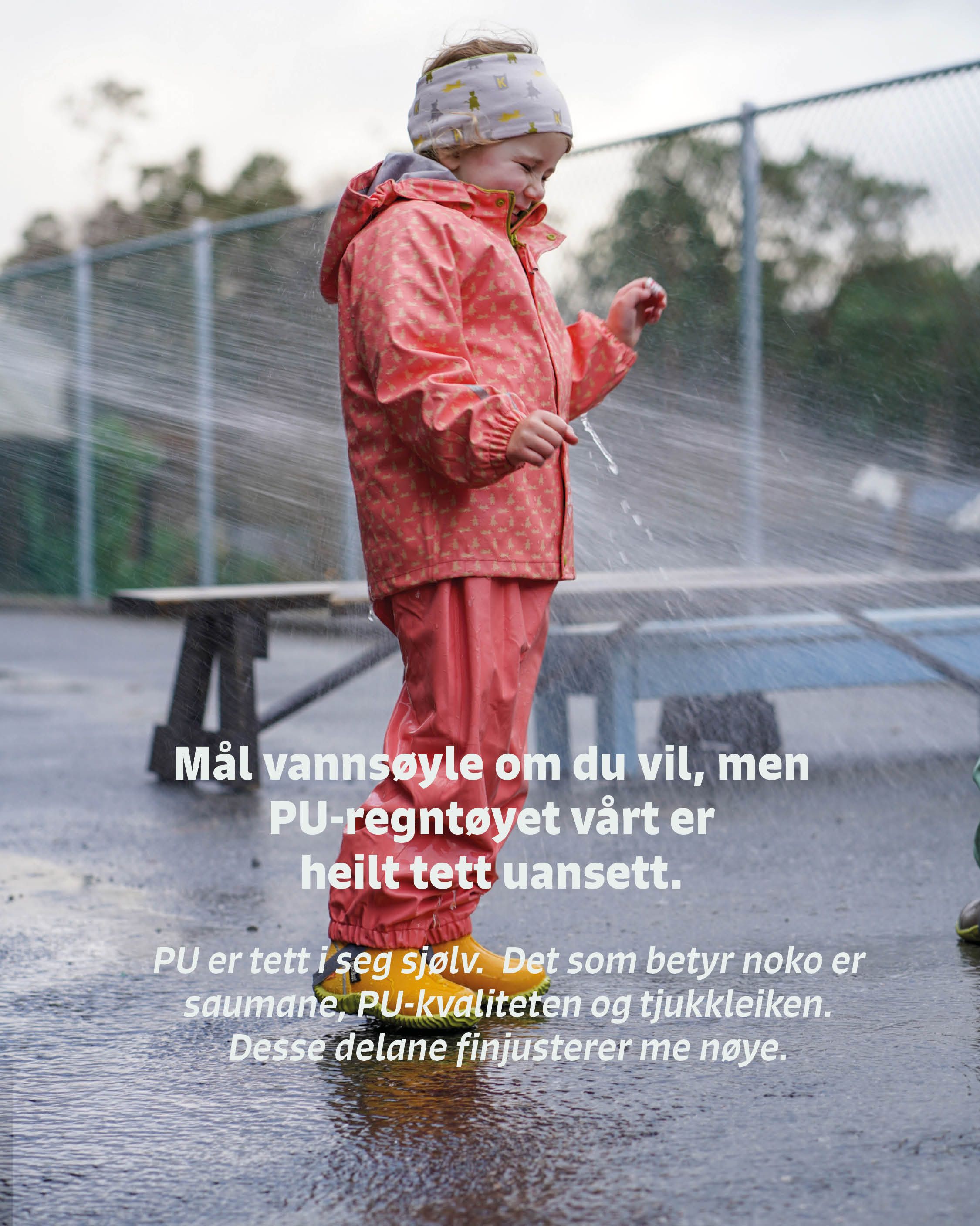 Leik med vatn er berre skikkelig gøy! Og det er ekstra kjekt når ein held seg varm og tørr heile barnehagedagen.