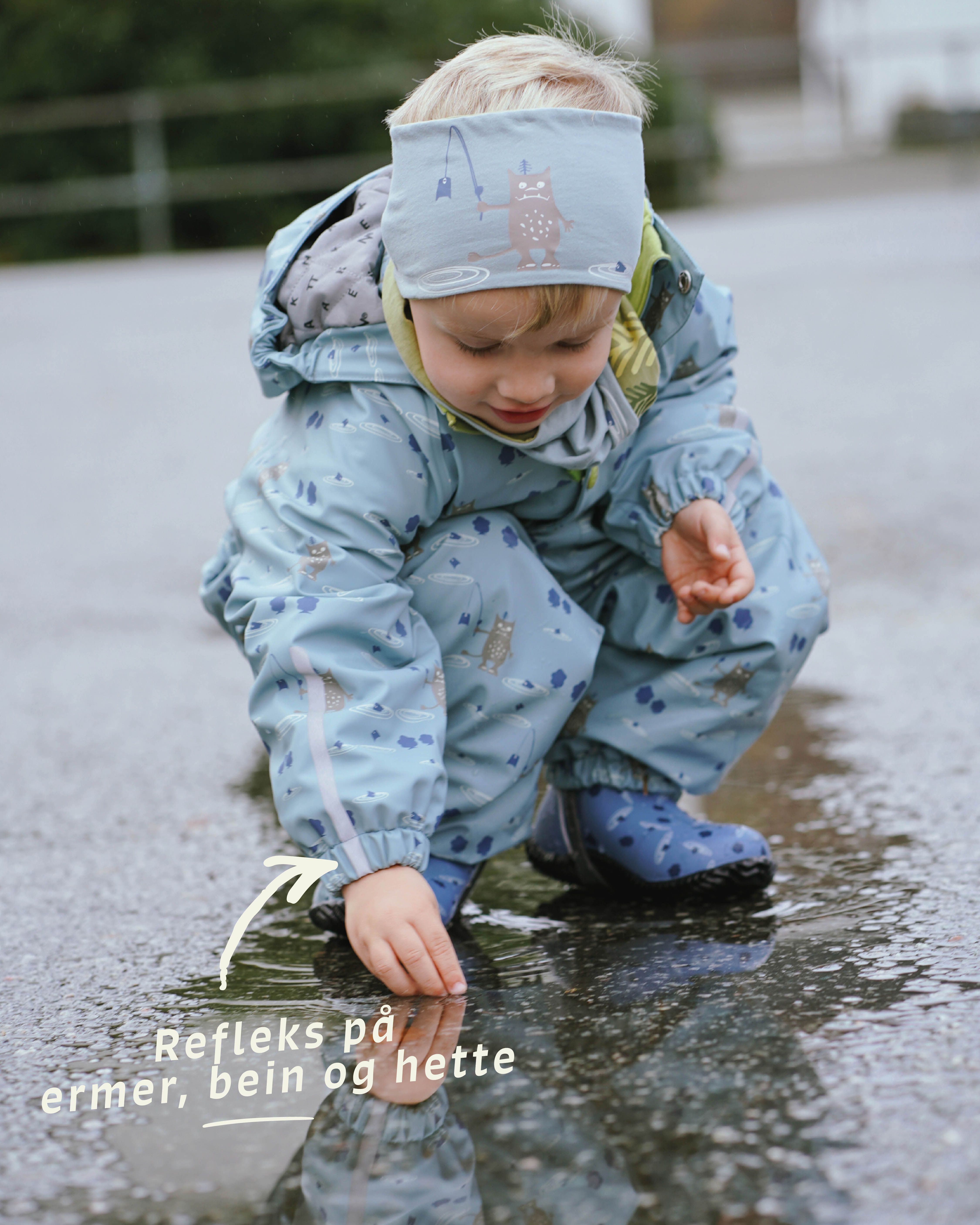 Hos Kattnakken har regntøyet alltid refleks på ermer, hette, rygg og bein slik at du kan vera trygg på at bornet er svært synleg i mørket.