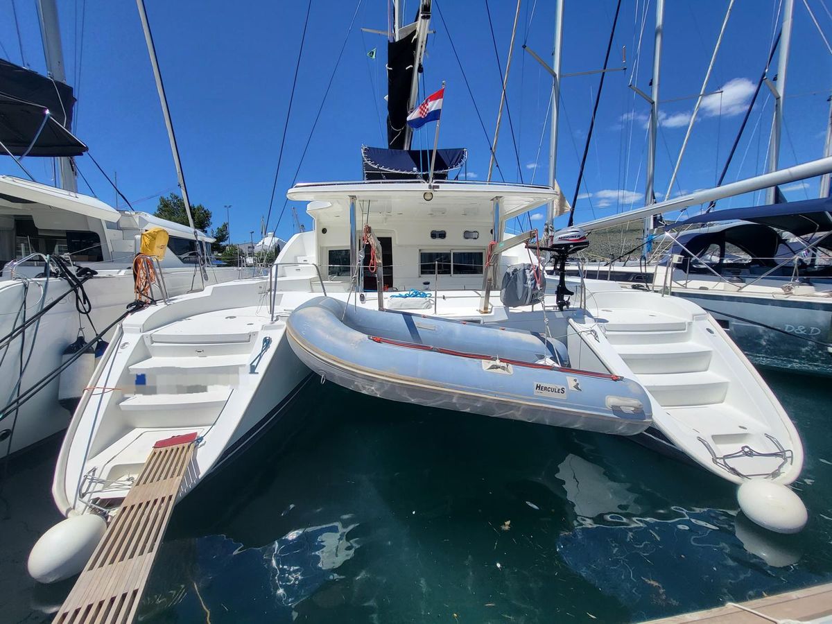 chardonnay Lagoon 400 moored in Valletta