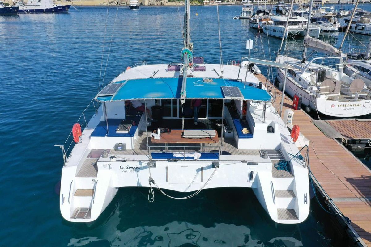 La Zingara Lagoon 380 stern with tender