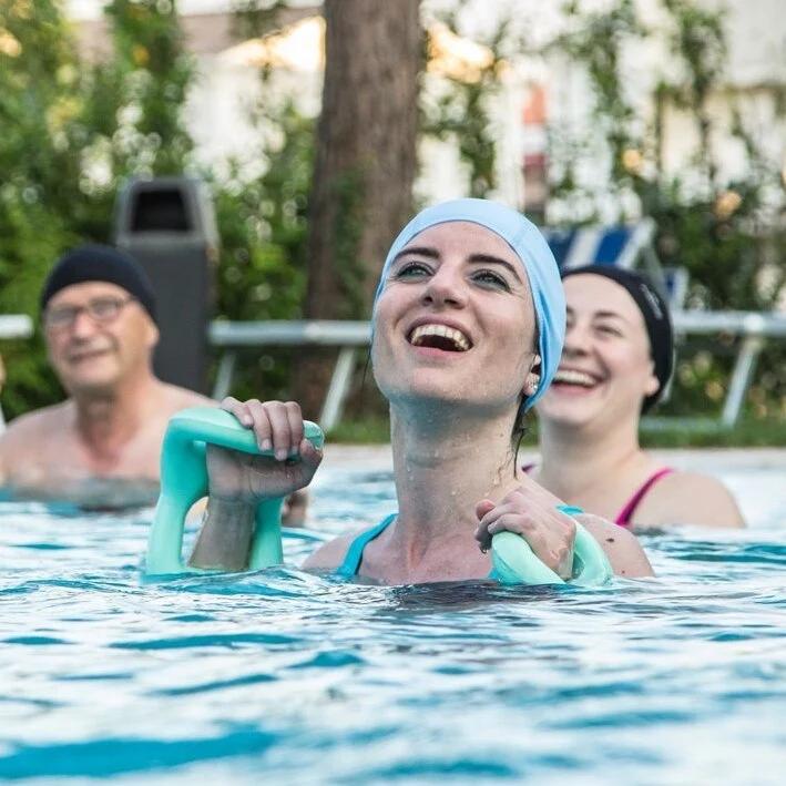 Persone felici che si allenano in un corso acquatico di Sport Solidale S.S.D.a.R.L.