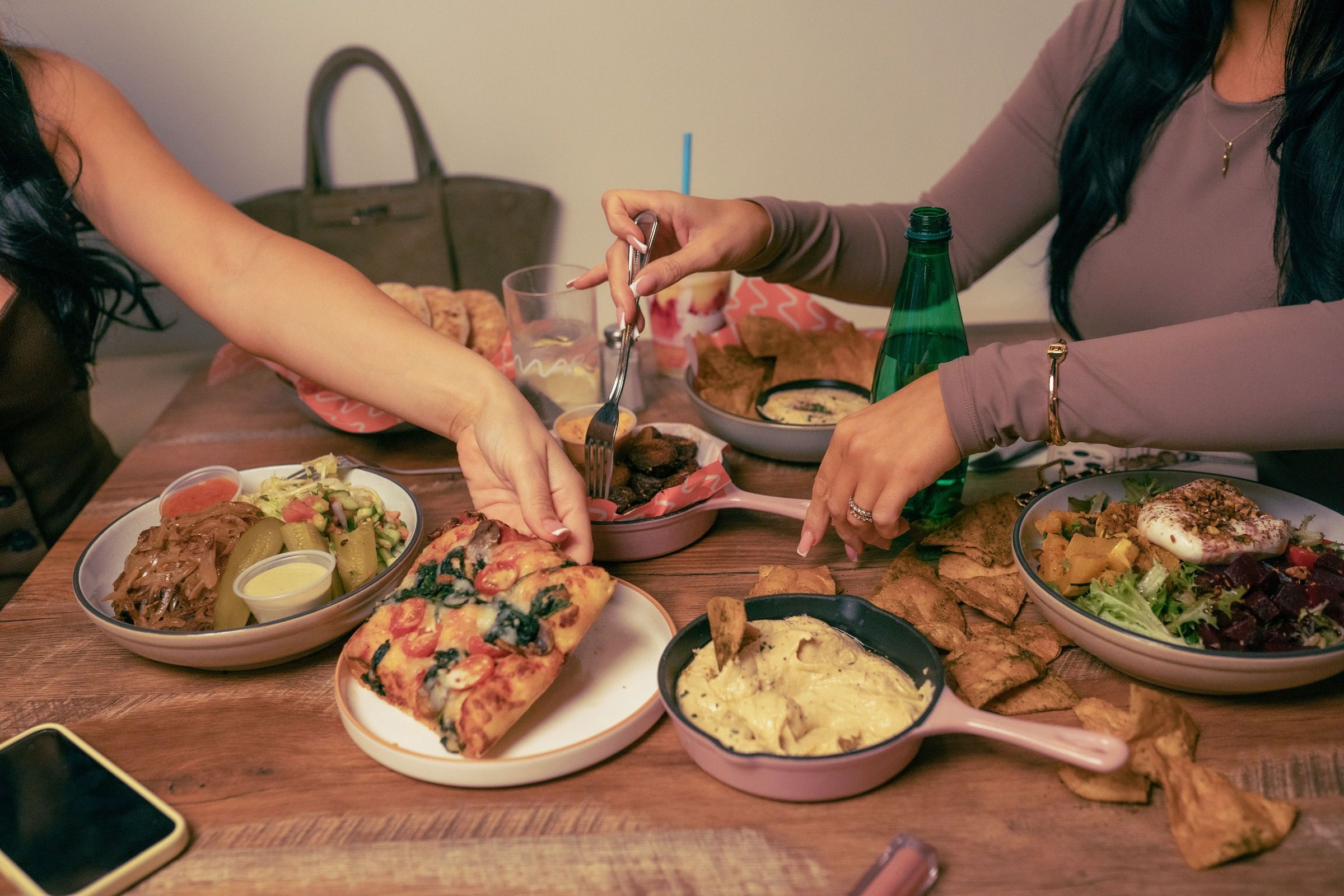 Marcel, Full table (hands + food)