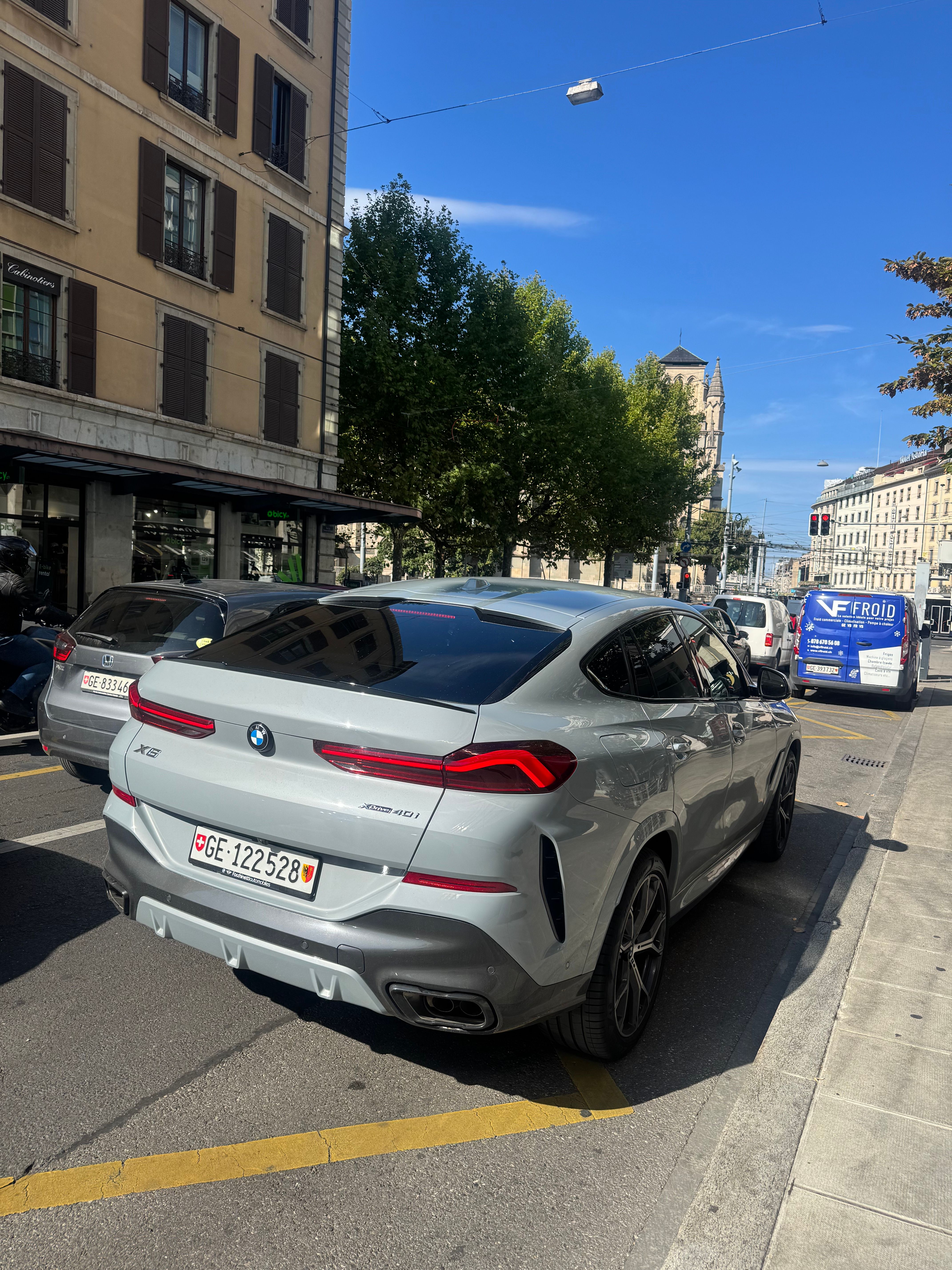 BMW X6 M40i xDrive gris 2025 en location à Genève — vue 3