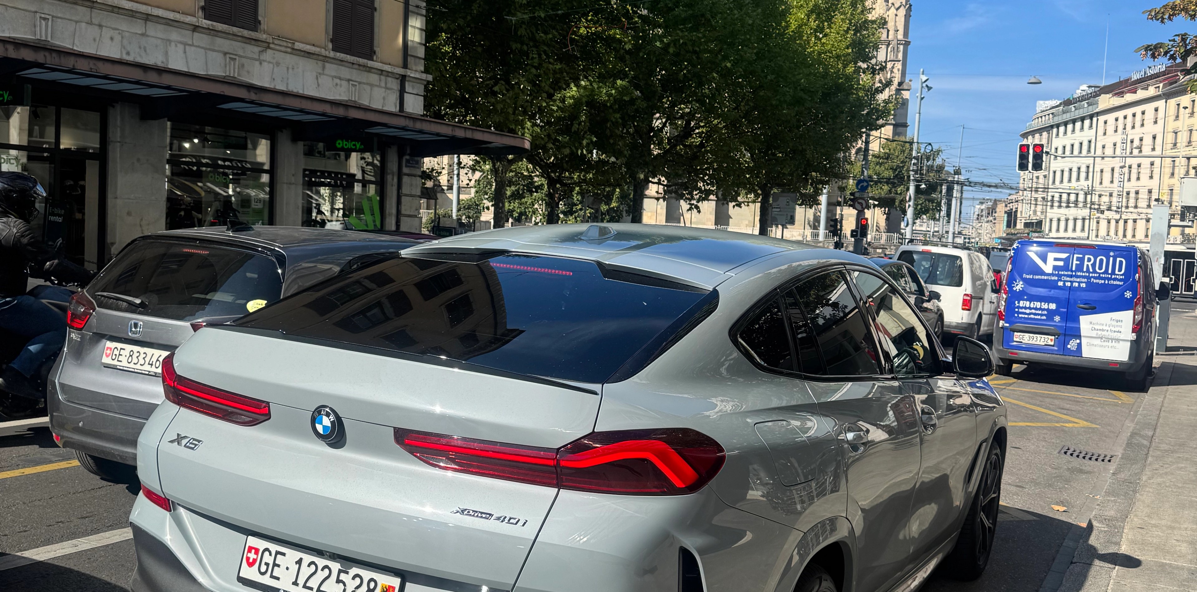 BMW X6 M40i xDrive gris 2025 en location à Genève — vue 3