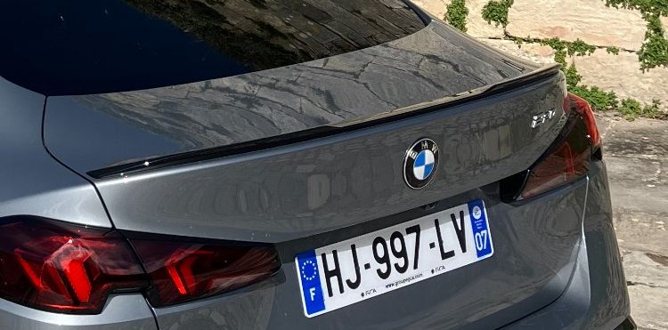 BMW M220i gris 2026 en location à Paris — vue 3