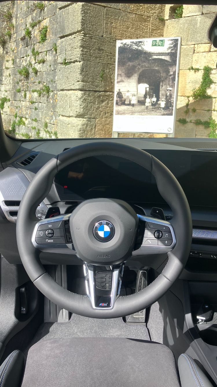 BMW M220i gris 2026 en location à Paris — vue 5