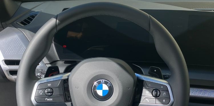 BMW M220i gris 2026 en location à Paris — vue 5