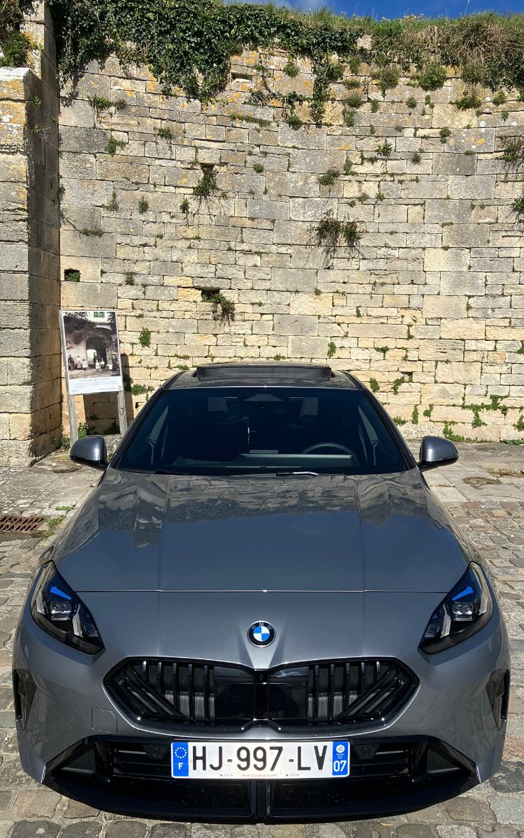 BMW M220i gris 2026 en location à Paris — vue 2