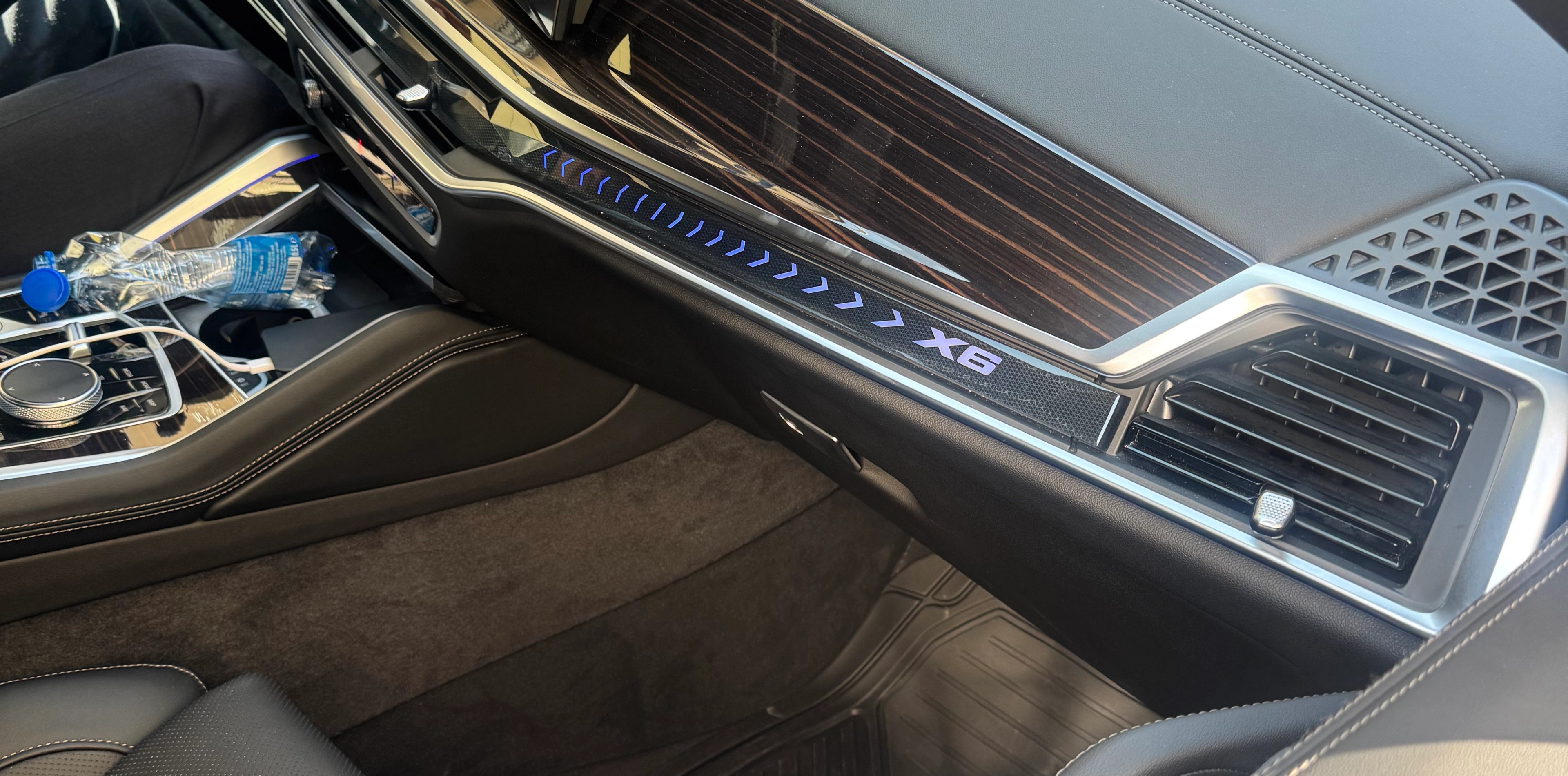 BMW X6 M40i xDrive gris 2025 en location à Genève — vue 4