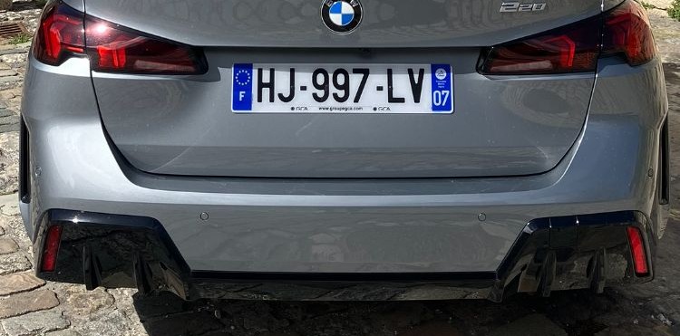 BMW M220i gris 2026 en location à Paris — vue 1