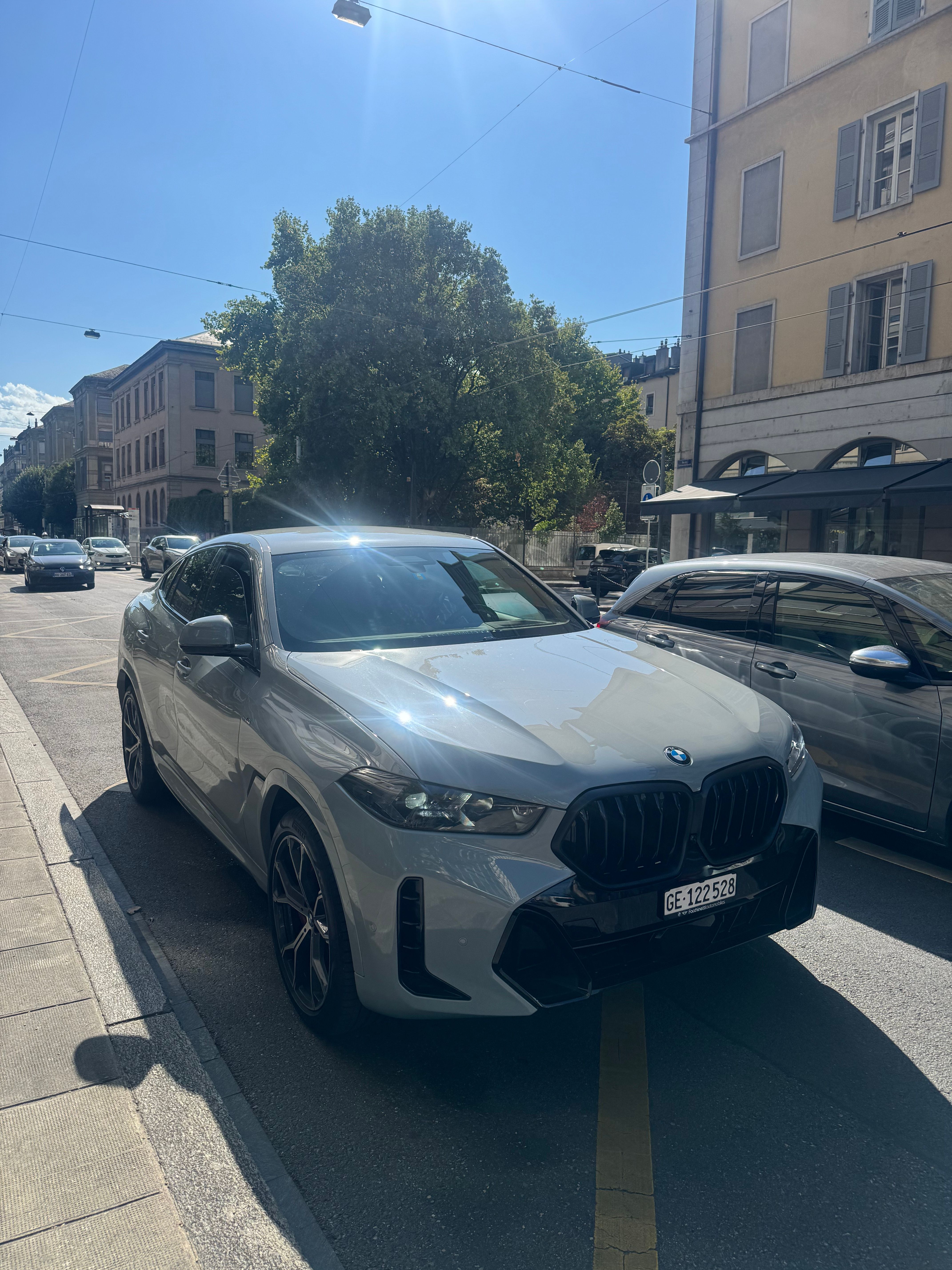 BMW X6 M40i xDrive gris 2025 en location à Genève — vue 1