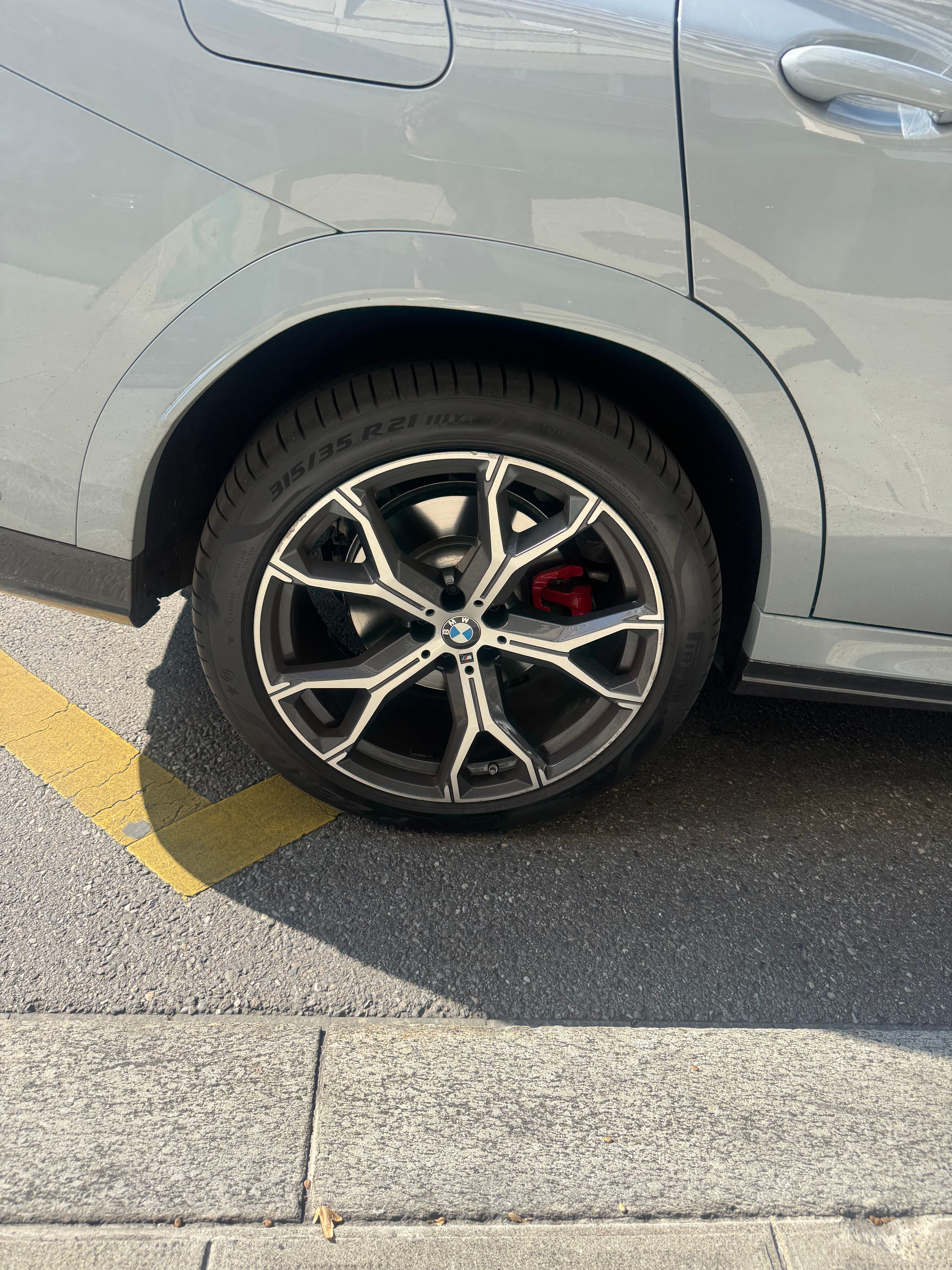 BMW X6 M40i xDrive gris 2025 en location à Genève — vue 2