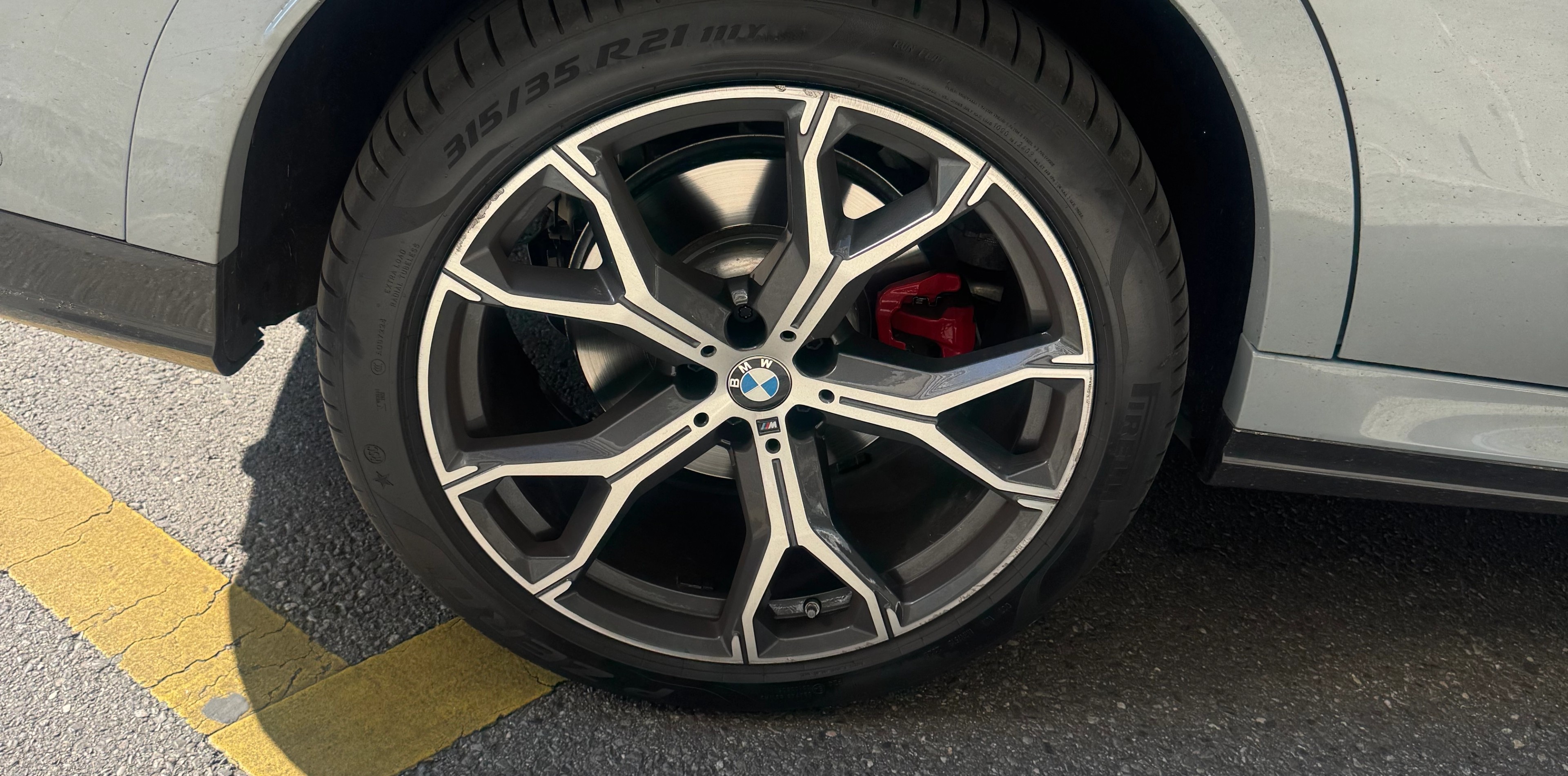 BMW X6 M40i xDrive gris 2025 en location à Genève — vue 2
