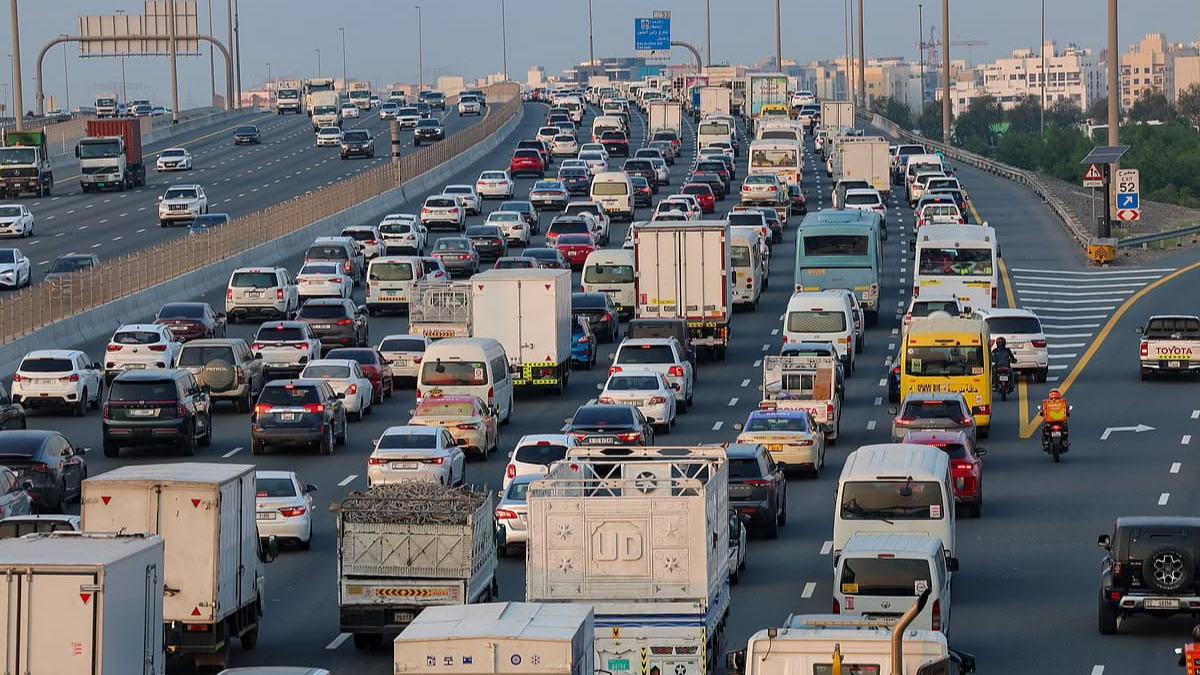 Dense traffic on a multi-lane UAE highway, illustrating the busy road conditions where motorists can benefit from the Accident-Free Day campaign to remove black points.