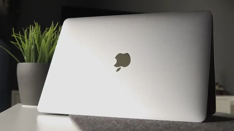 Devo spegnere il mio Mac ogni sera?