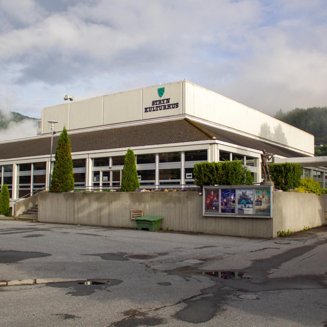 Bilete av Stryn kulturhus sett frå utsida