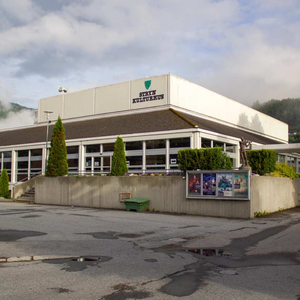 Bilete av Stryn kulturhus sett frå utsida