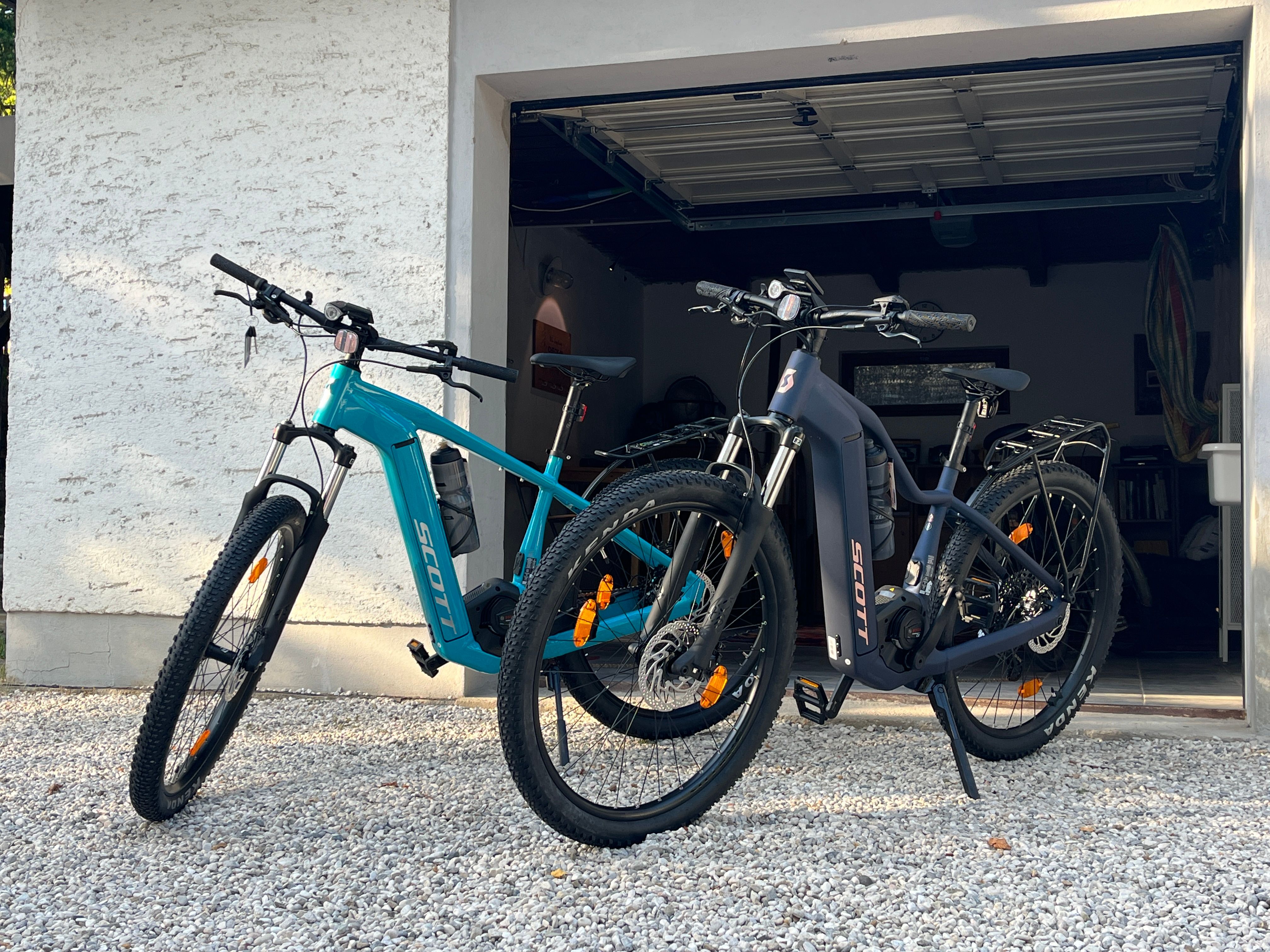 Two electric bikes SCOTT in front of the reception