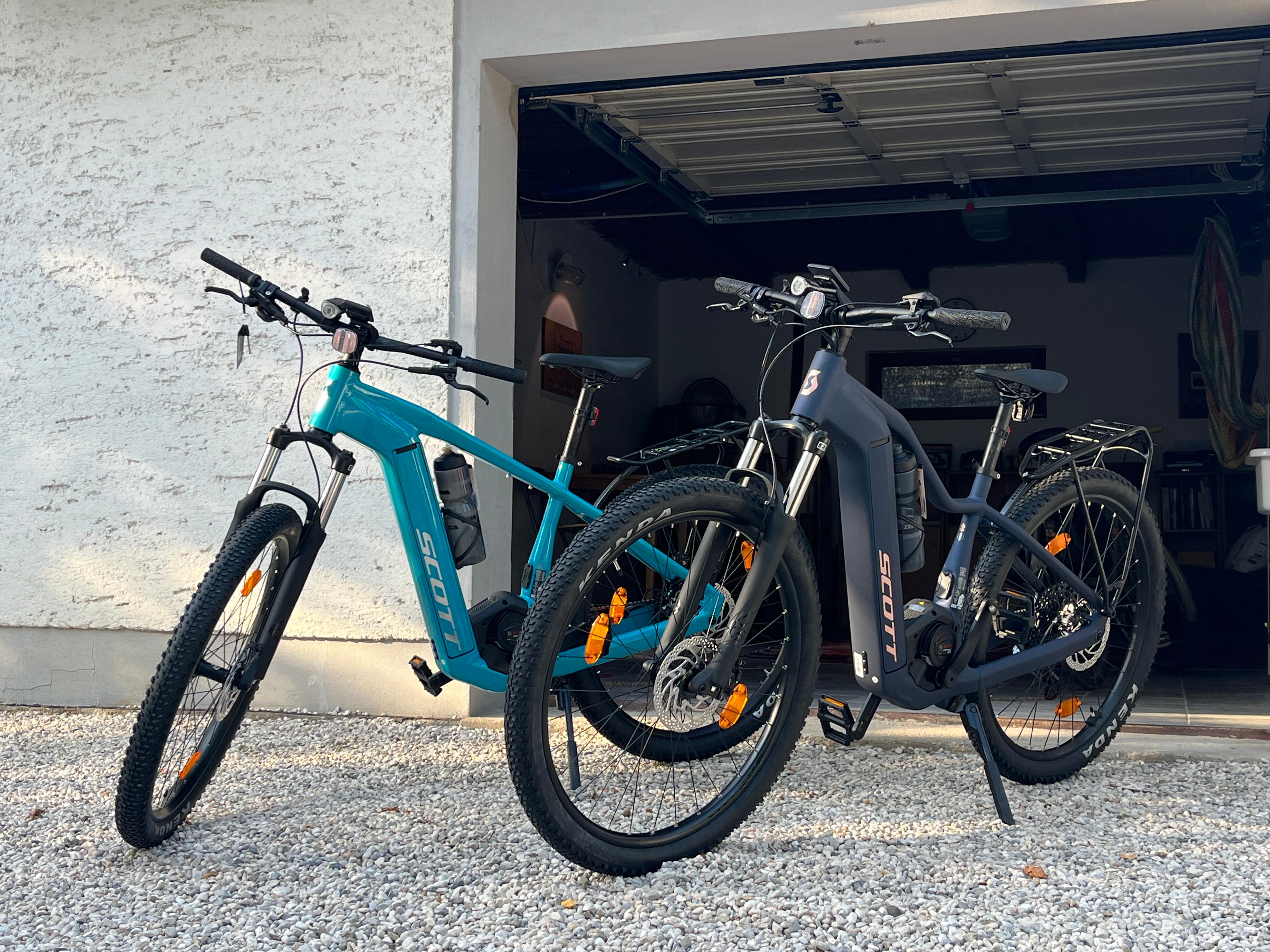 Two electric bikes SCOTT in front of the reception