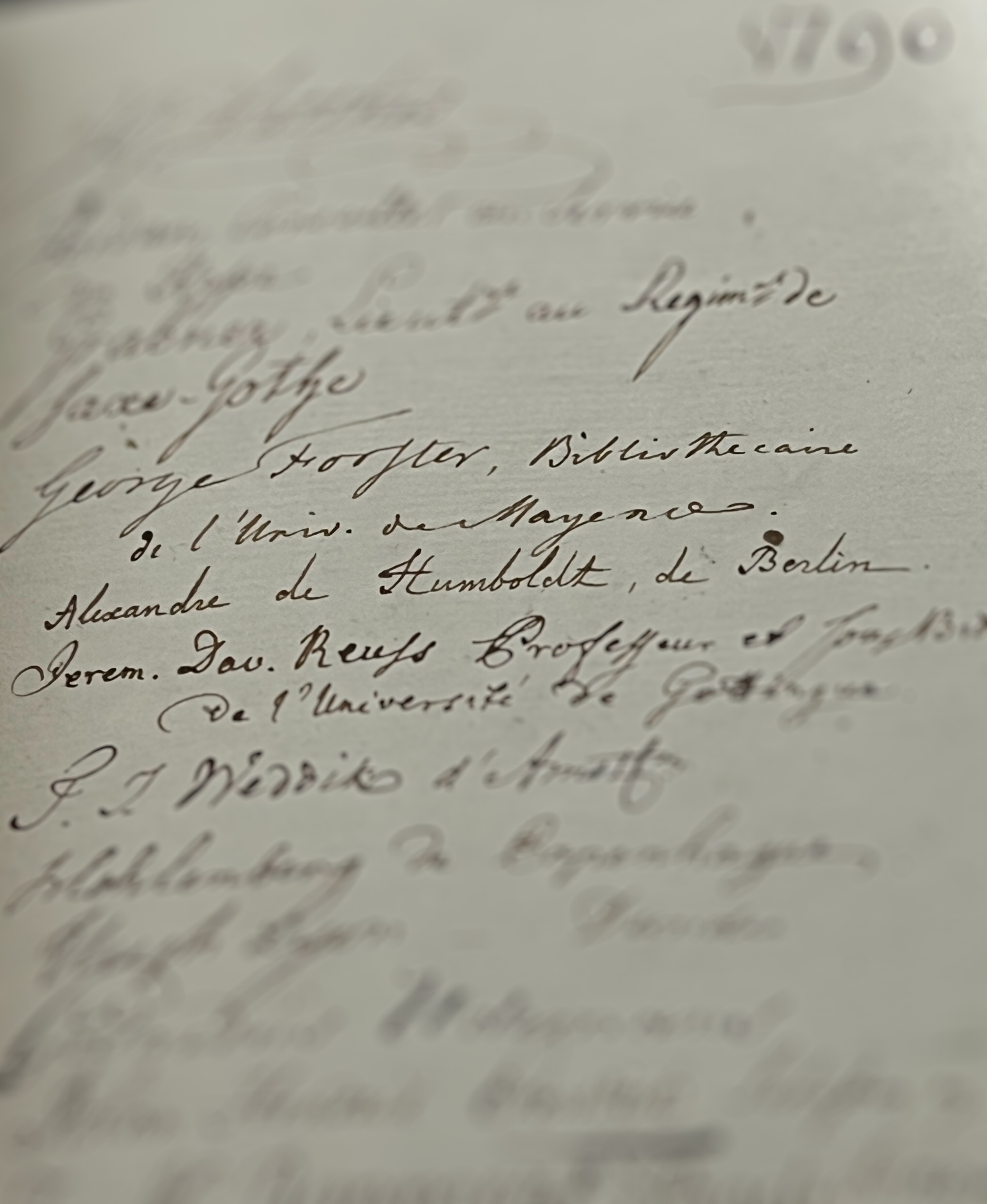 Detail uit het eerste gastenboek van Teylers Museum met de handtekening van Alexander von Humboldt en Georg Forster.