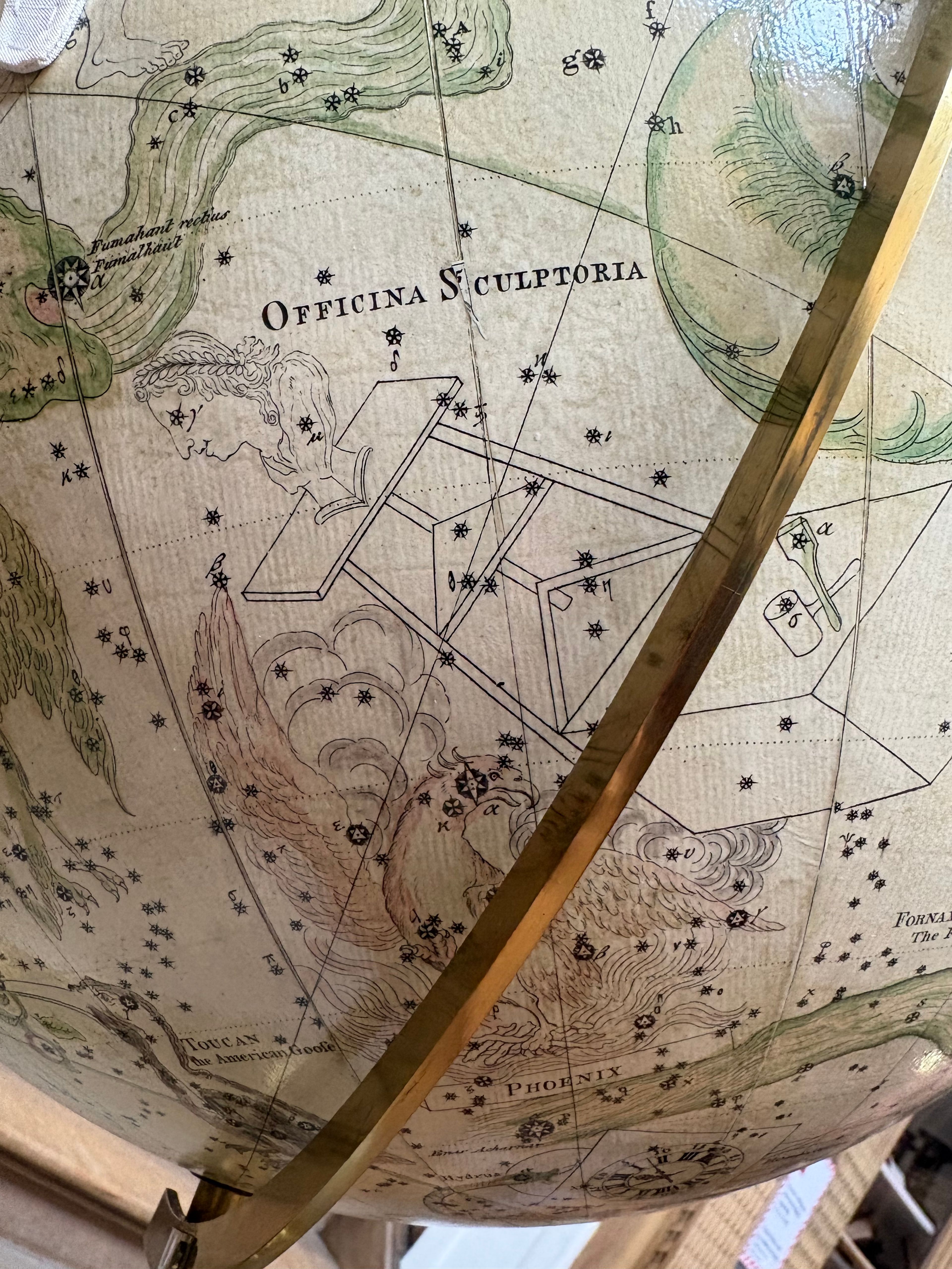 Afbeelding na restauratie in 2026, sterrenbeeld 'officina sculptoria' ('beeldhouwer') op de hemelglobe, uit de sterrenhemel van het zuidelijk halfrond. Afbeelding na restauratie in 2026, sterrenbeeld 'officina sculptoria' ('beeldhouwer') op de hemelglobe, uit de sterrenhemel van het zuidelijk halfrond.