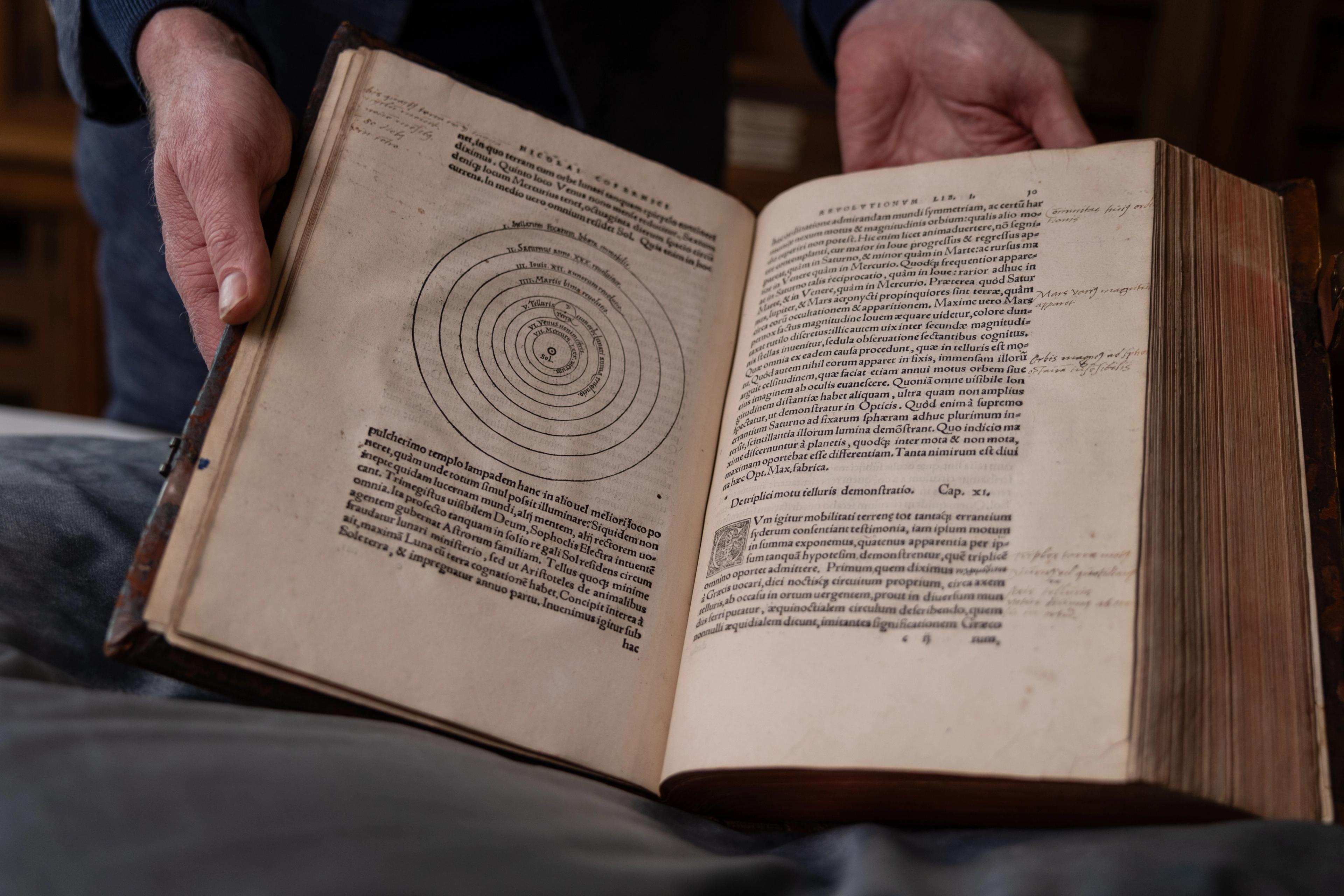 De beroemdste pagina uit Copernicus' (1472-1543) 'Over de omwentelingen van de hemellichamen’. Neurenberg, 1543. Collectie Tresoar. De beroemdste pagina uit Copernicus' (1472-1543) 'Over de omwentelingen van de hemellichamen’. Neurenberg, 1543. Collectie Tresoar.