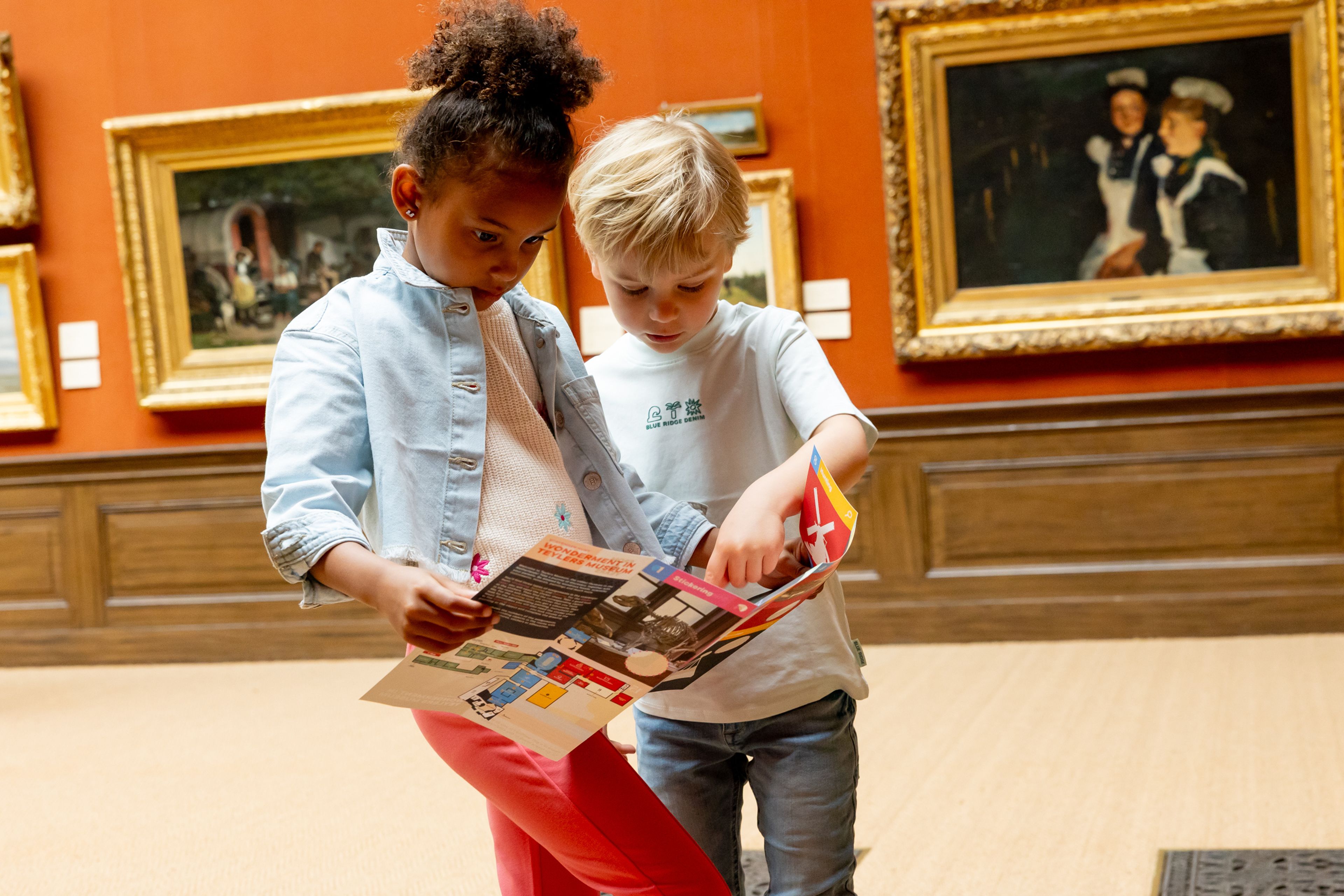 Kinderen bekijken de plattegrond tijdens Vier de zomer in Teylers