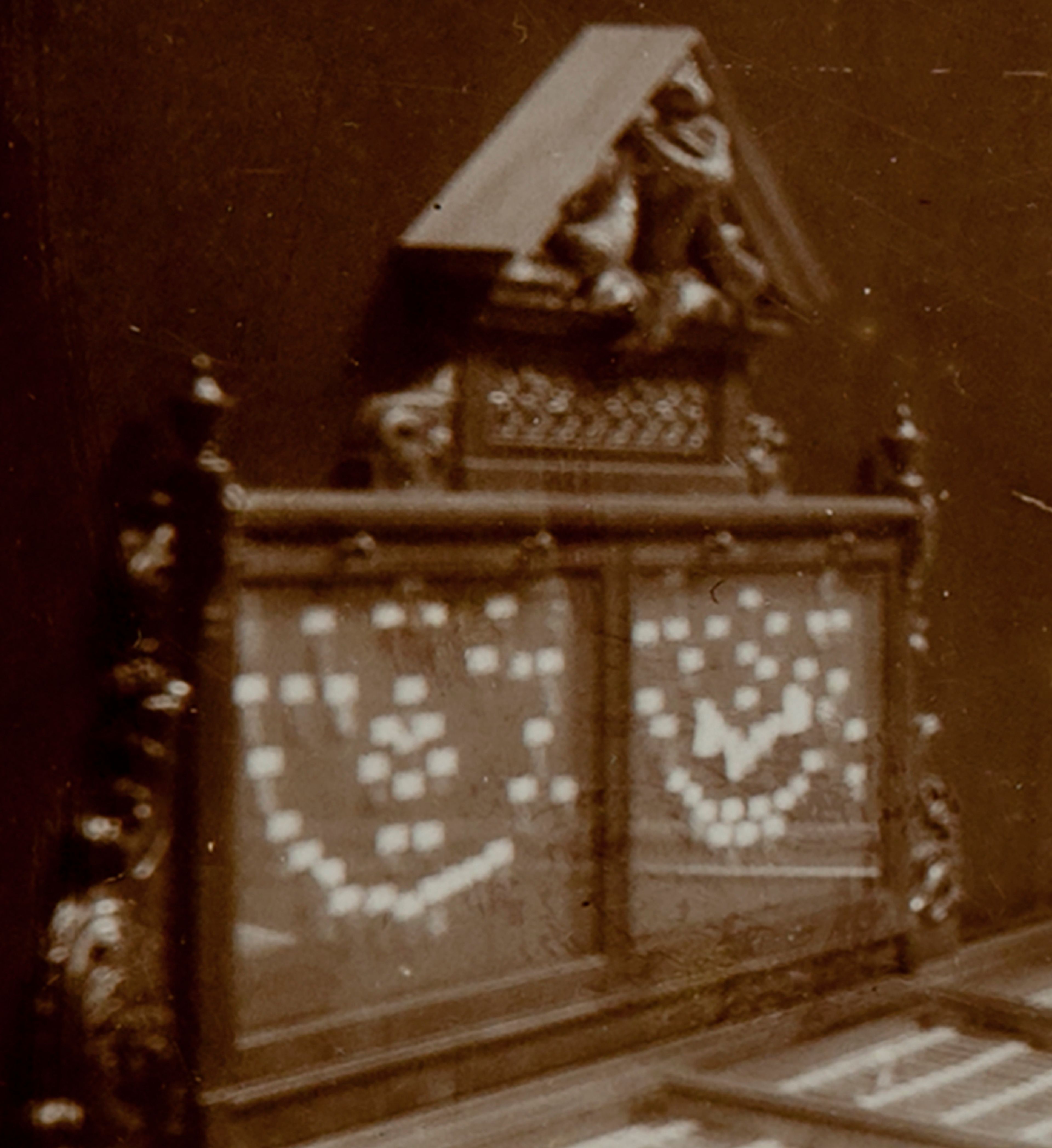 De vulling van de wandvitrines in 1892 