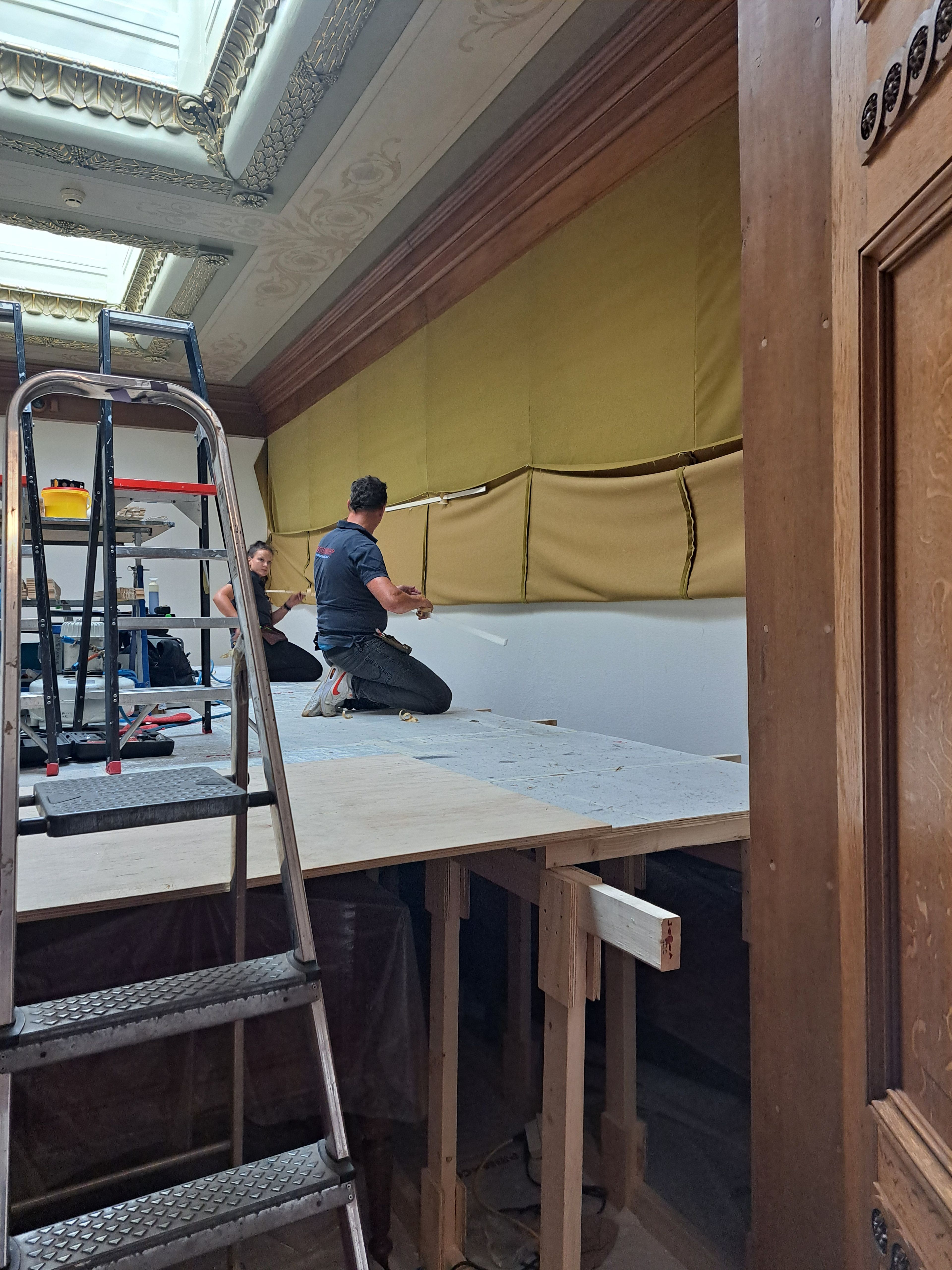 De wandbespanning wordt aangebracht (28 augustus 2025)