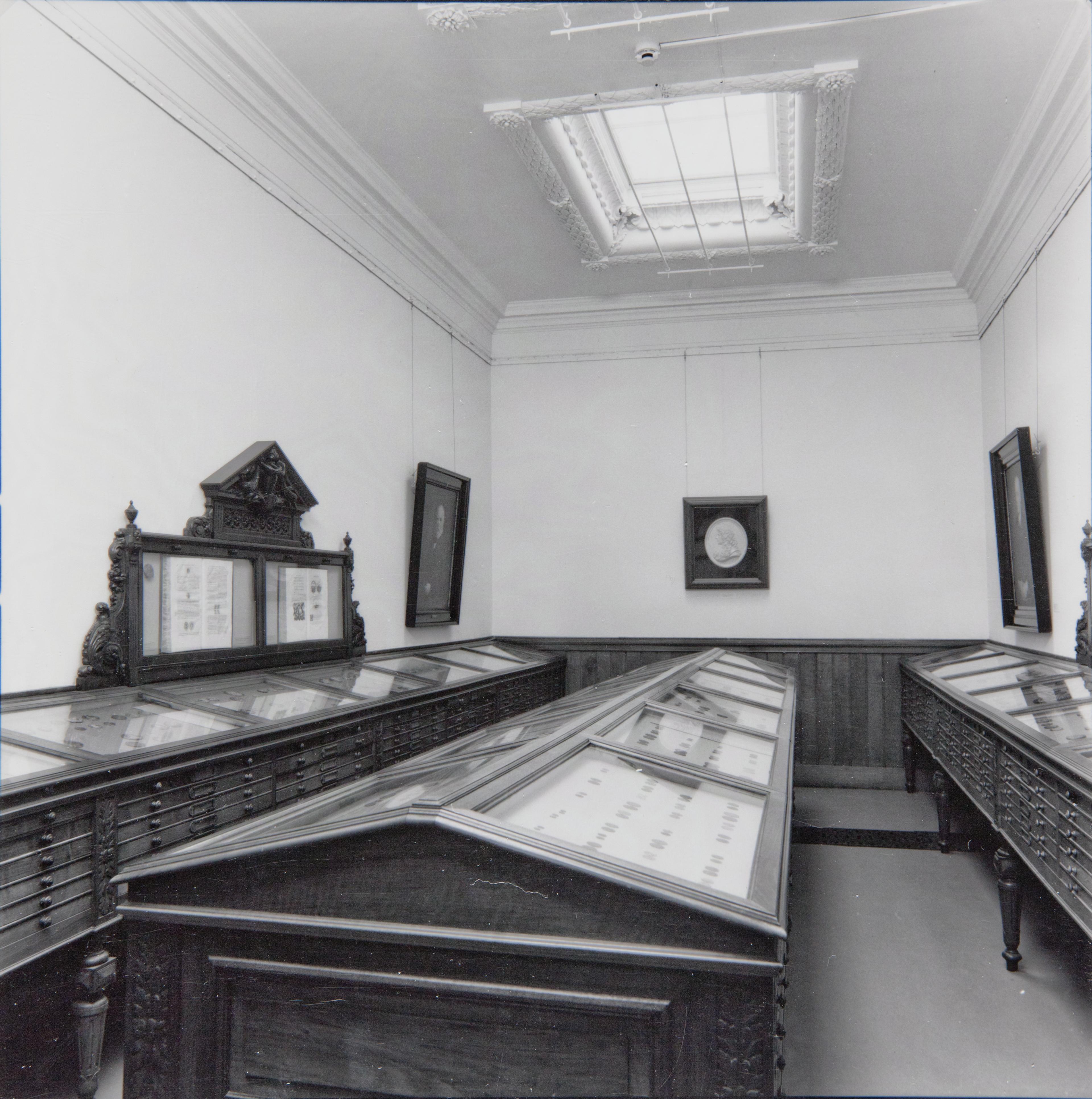 Het Numismatisch Kabinet kort na de herinrichting in 1986 (foto: Teylers Museum, inv. AF000637 links en AF000638 midden)