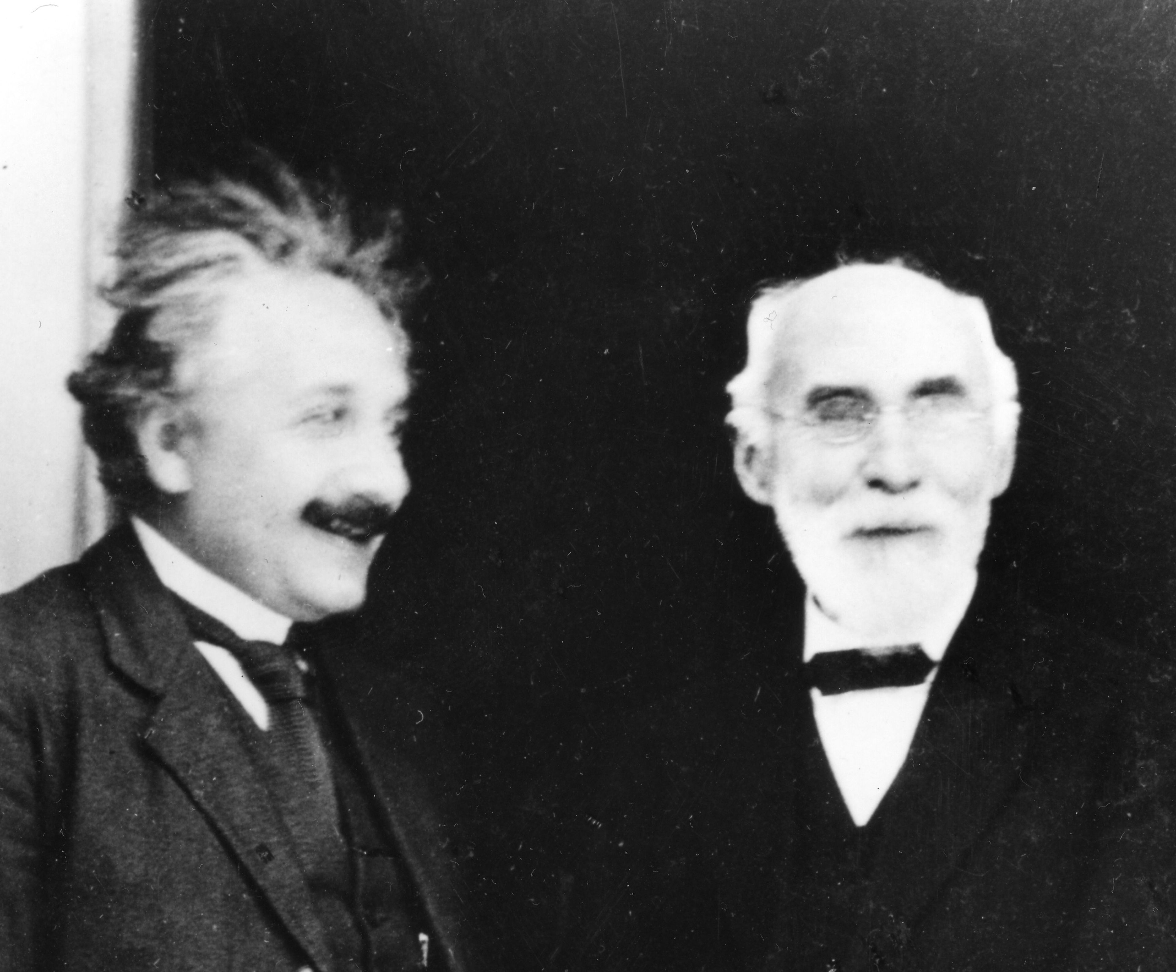 Einstein en Lorentz tijdens de viering van het gouden doctoraat van Lorentz, 1925. 