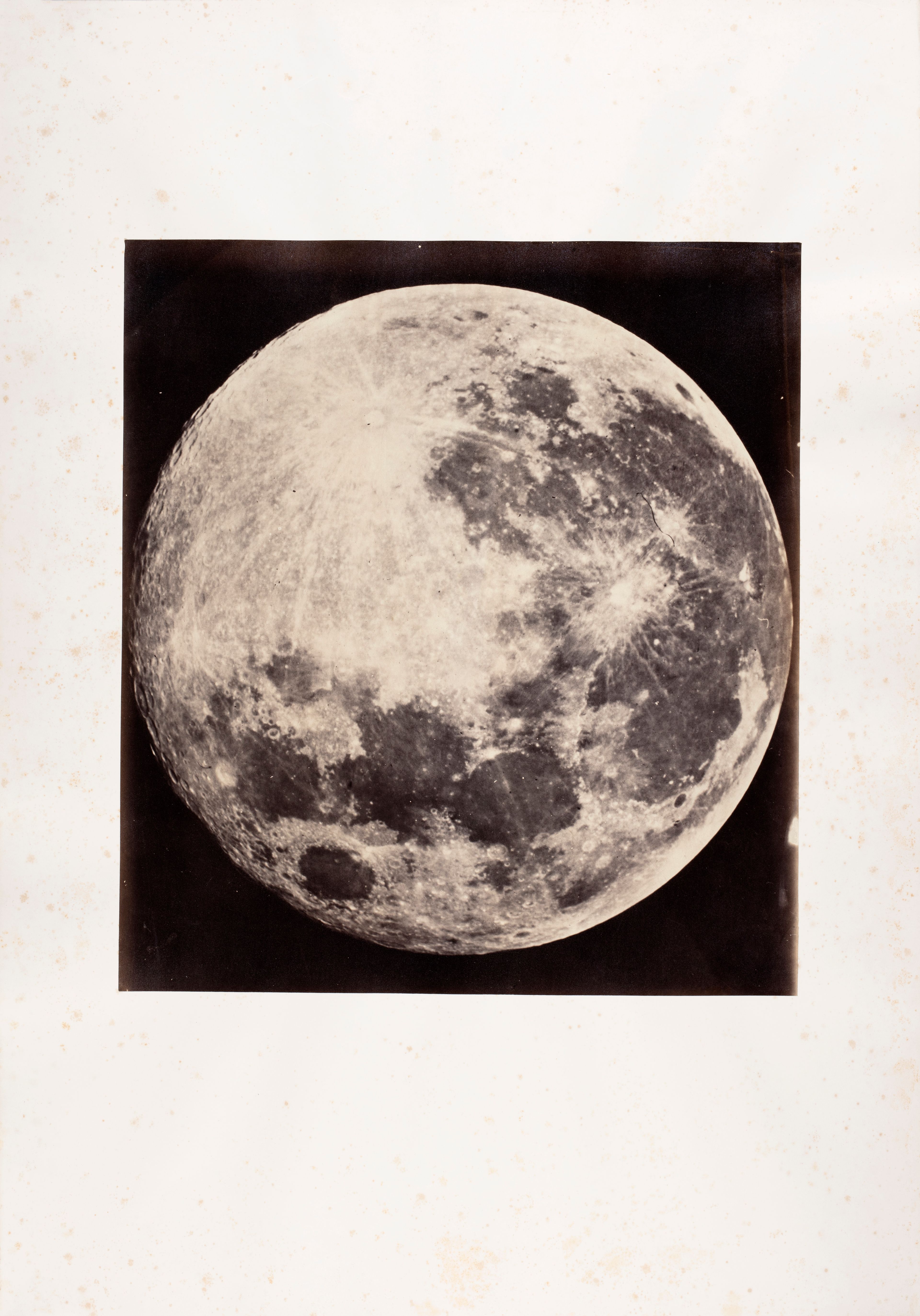 Warren de la Rue (1815-1889), The Moon (1860-1865). Een van de twaalf foto’s, behorend tot de vroegste opnames van de maan. Warren de la Rue (1815-1889), The Moon (1860-1865). Een van de twaalf foto’s, behorend tot de vroegste opnames van de maan.